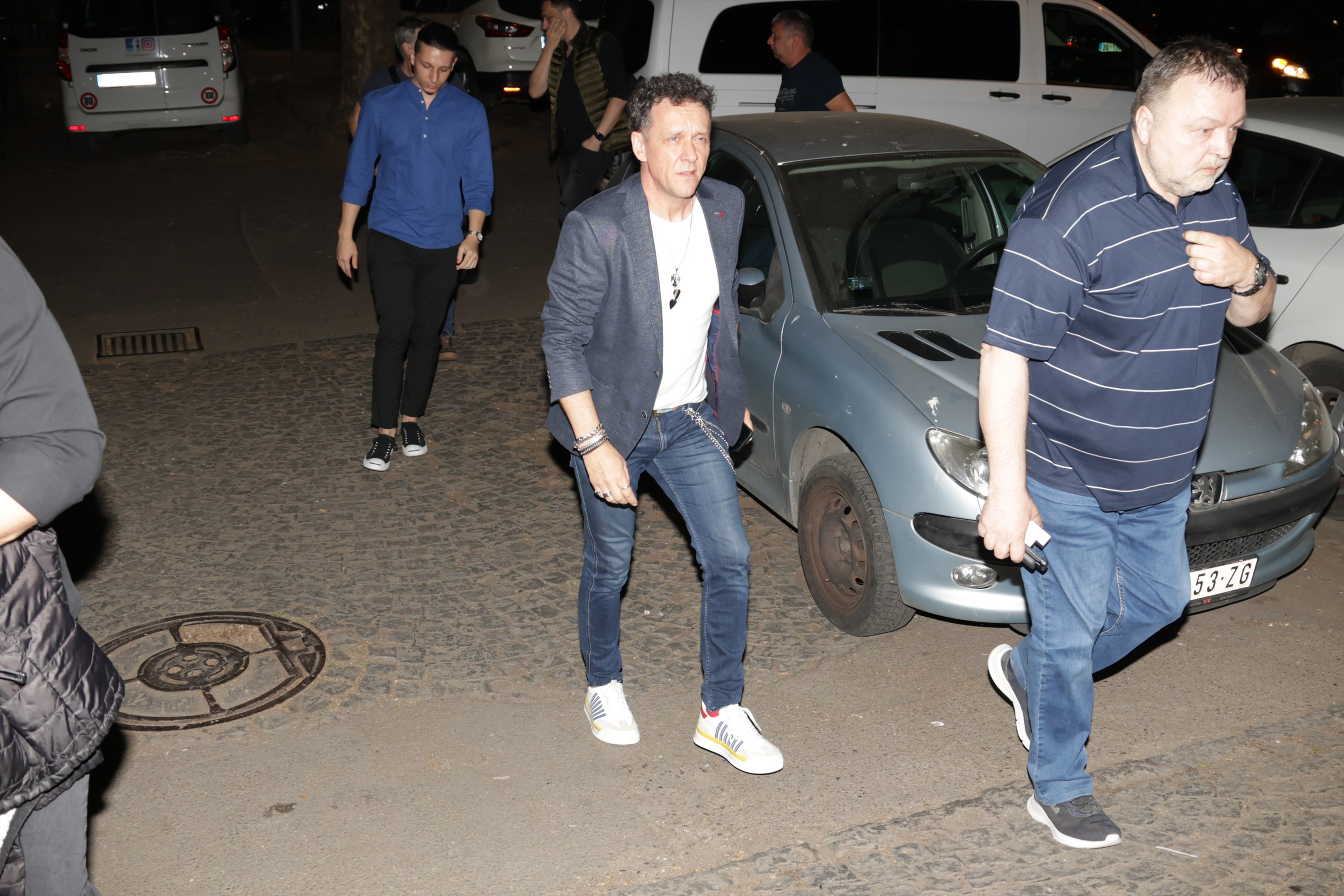 Singer Dzenan Loncarevic is coming to sing at the opening of a beauty salon in New Belgrade.Pevac Dzenan Loncarevic dolazi da peva na otvaranju jednog kozmetickog salona na Novom Beogradu