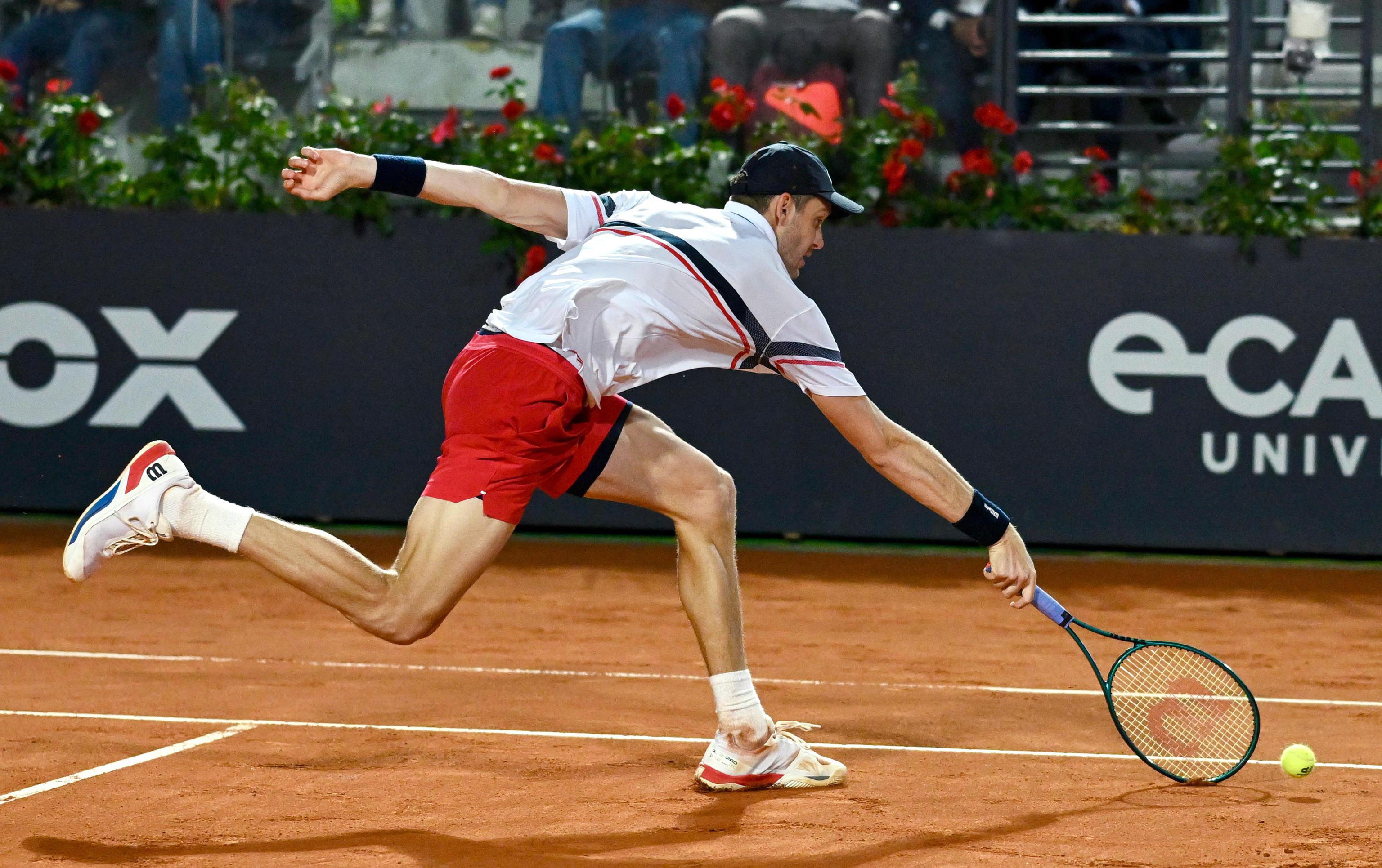 epa11348999 Nicolas Jarry of Chile in action during his men's singles semi final match against Tommy Paul of USA (not pictured) at the Italian Open tennis tournament in Rome, Italy, 17 May 2024.  EPA-EFE/Alessandro Di Meo