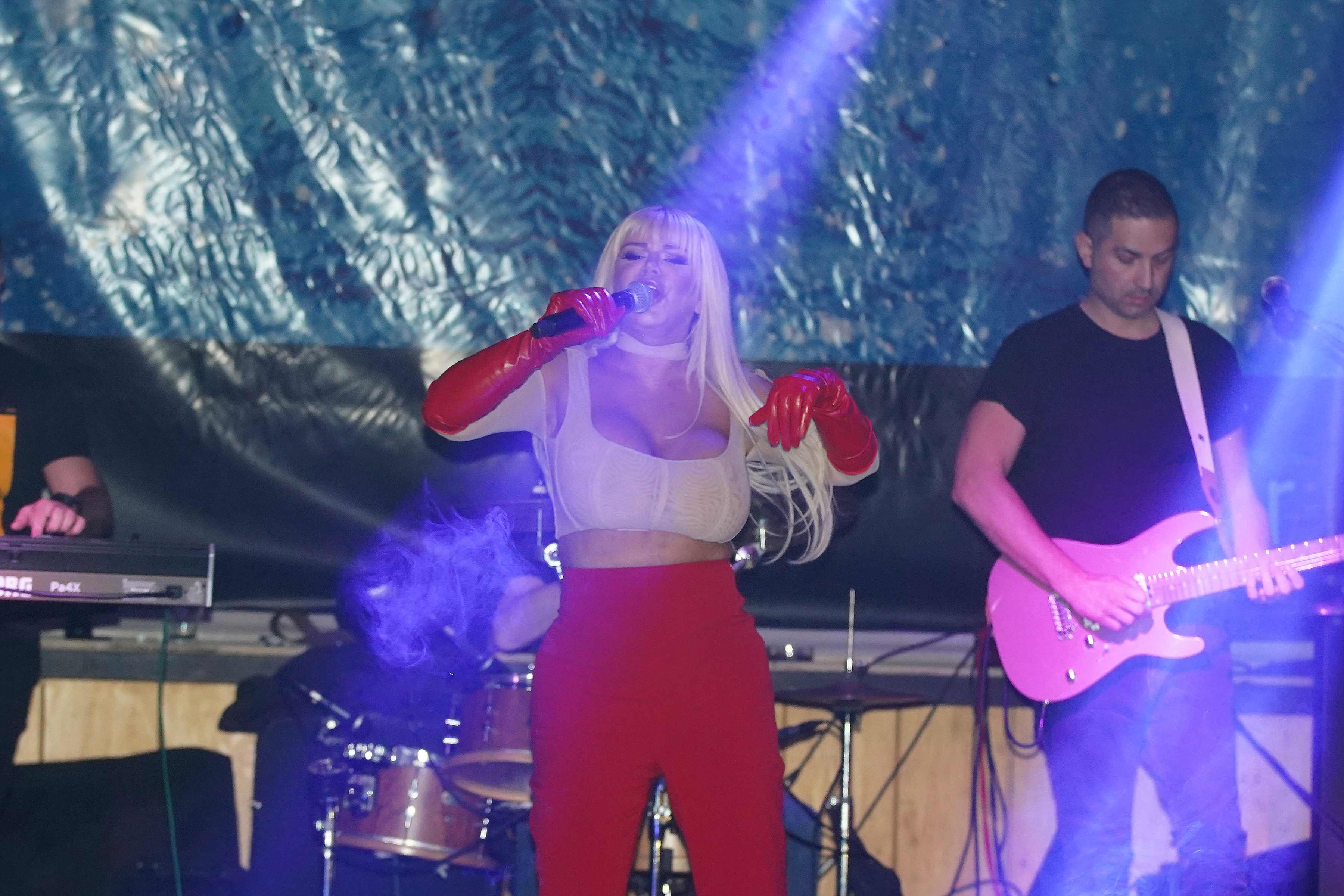 New Year's Eve reprise on the River raft with Dara Bubamara.Repriza doceka Nove godine na splavu River uz Daru Bubamaru.