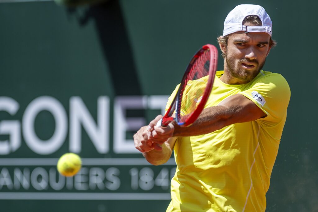 epa11366243 Tomas Machac of the Czech Republic hits a backhand during his semi final match against Novak Djokovic of Serbia at the ATP 250 Geneva Open tennis tournament in Geneva, Switzerland, 24 May 2024.  EPA-EFE/MARTIAL TREZZINI