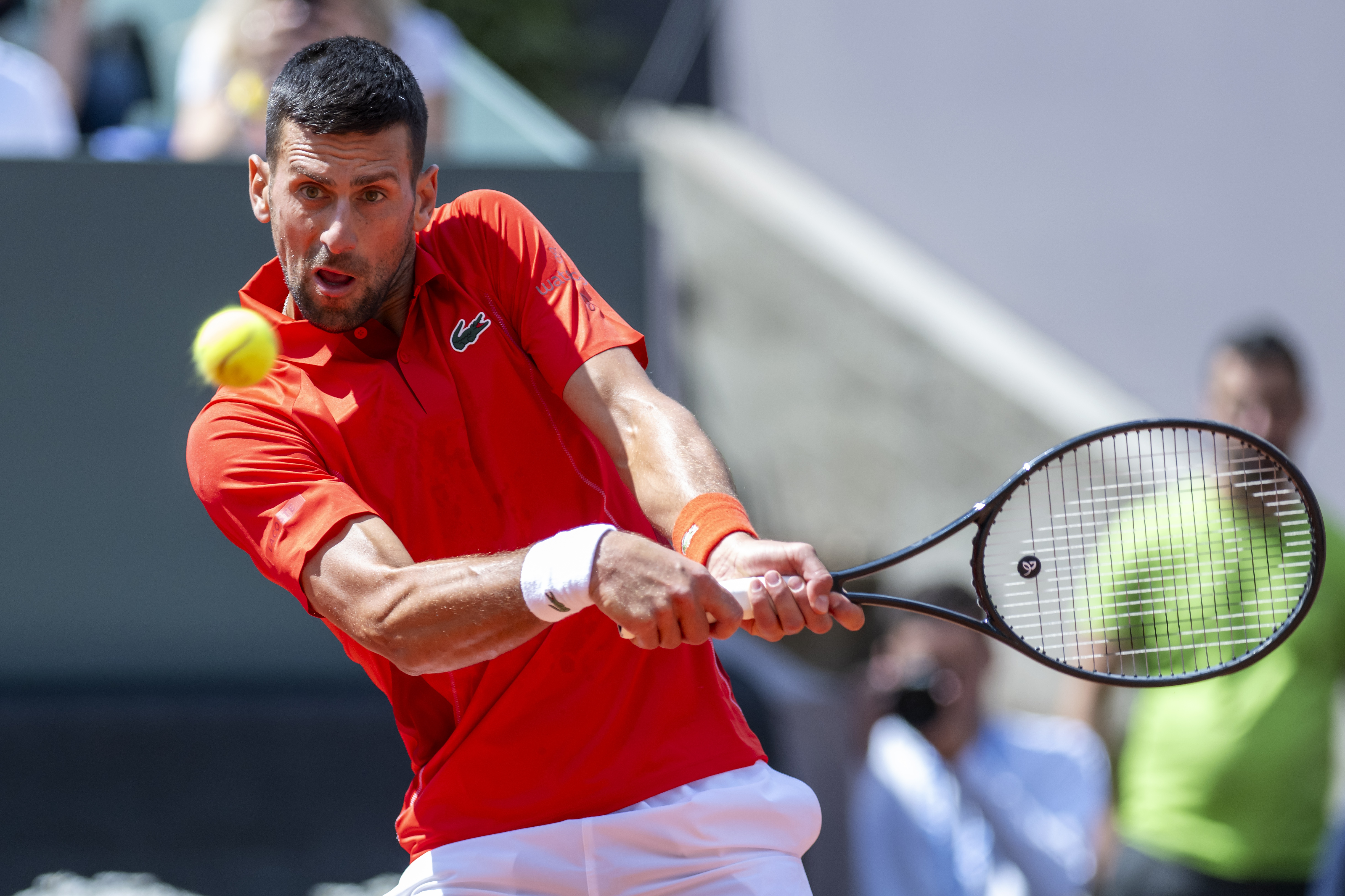 epa11366291 Novak Djokovic of Serbia hits a backhand during his semi final match against Tomas Machac of the Czech Republic at the ATP 250 Geneva Open tennis tournament in Geneva, Switzerland, 24 May 2024.  EPA-EFE/MARTIAL TREZZINI