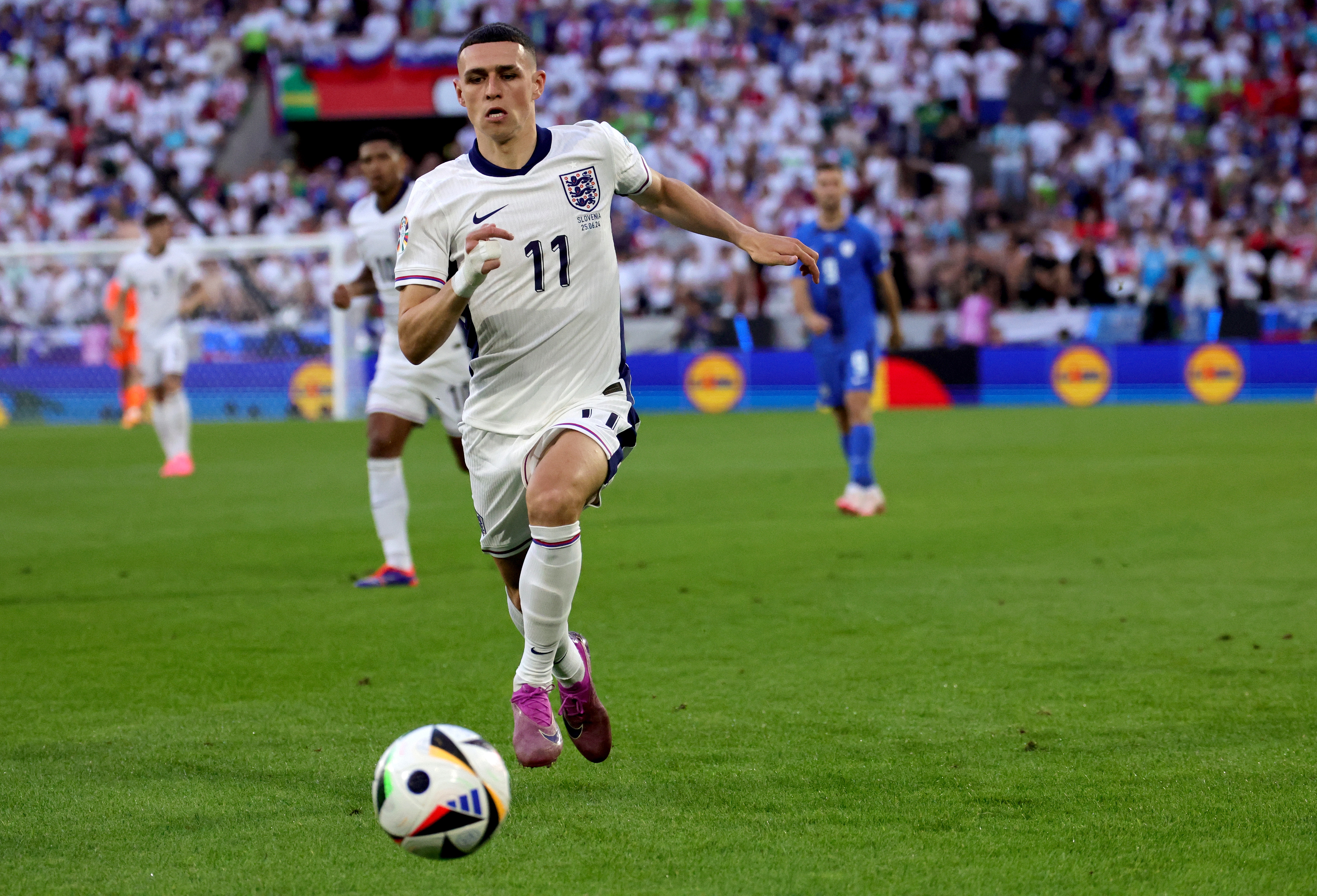 epa11437553 Phil Foden of England in action during the UEFA EURO 2024 group C soccer match between England and Slovenia, in Cologne, Germany, 25 June 2024.  EPA-EFE/OLIVIER MATTHYS
