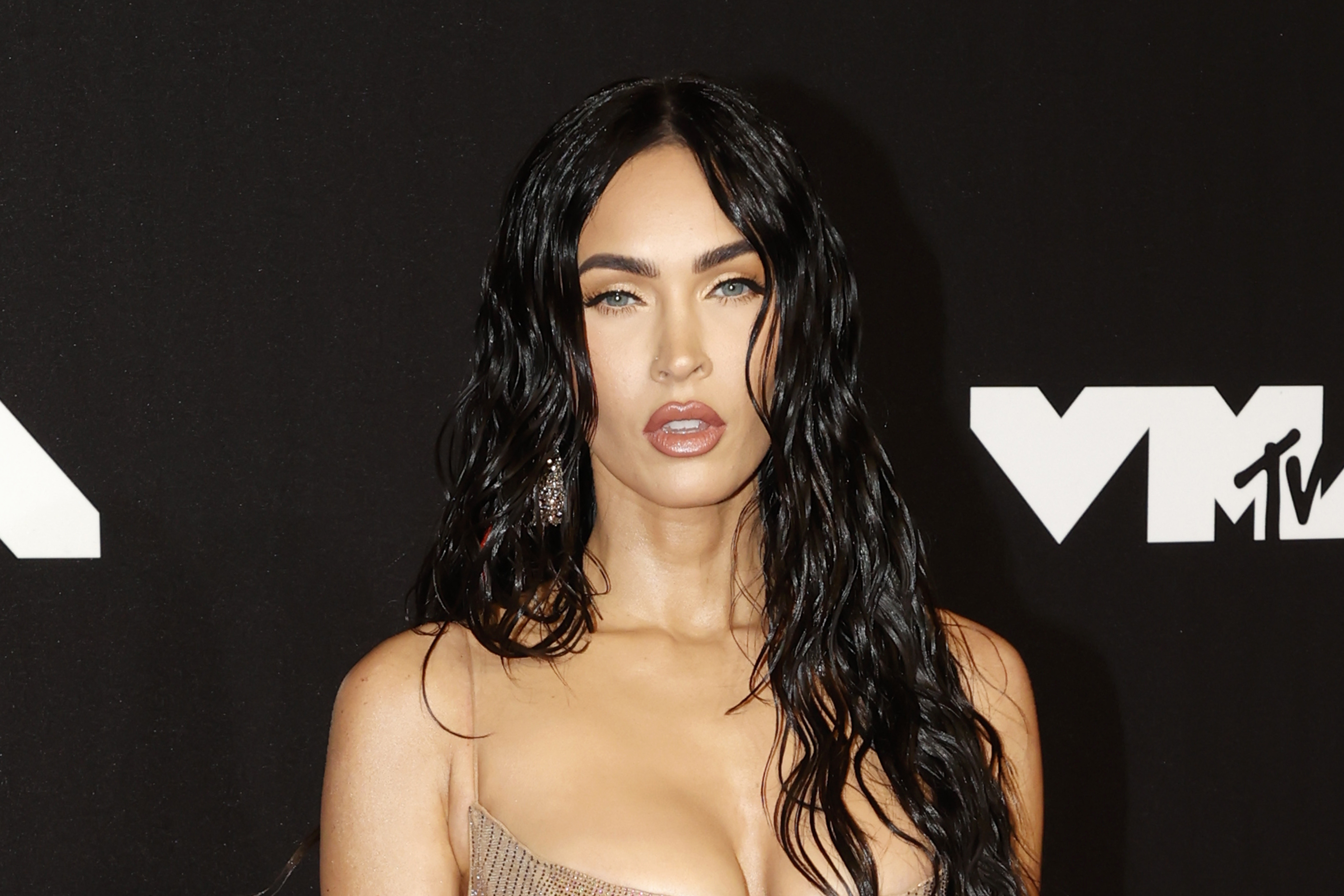 epa09464737 US actress Megan Fox arrives on the red carpet for the MTV Video Music Awards at the Barclays Center in Brooklyn, New York, USA, 12 September 2021.  EPA-EFE/JASON SZENES
