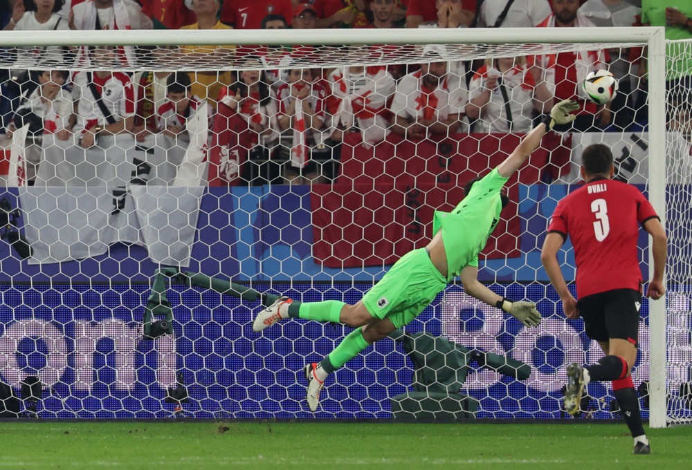 epa11440327 Goalkeeper Giorgi Mamardashvili of Georgia makes a save during the UEFA EURO 2024 group F soccer match between Georgia and Portugal, in Gelsenkirchen, Germany, 26 June 2024.  EPA-EFE/GEORGI LICOVSKI