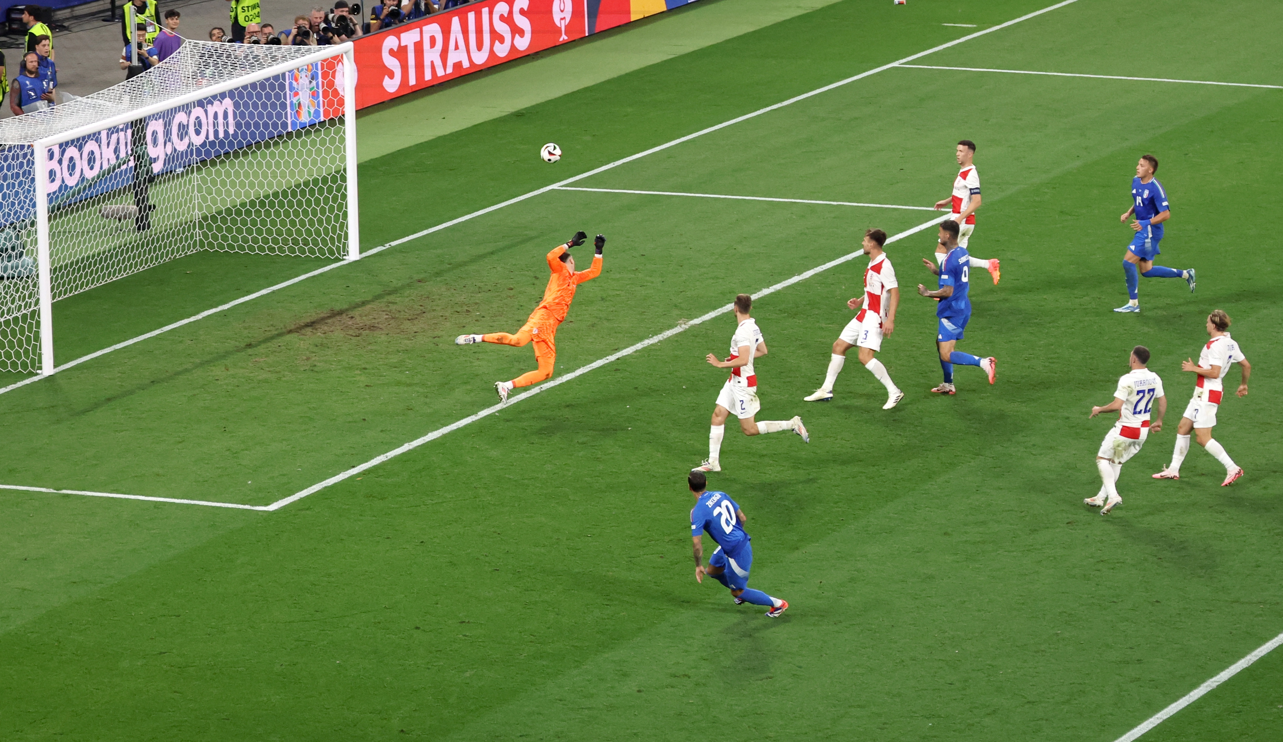 epa11435539 Mattia Zaccagni of Italy scores the 1-1 goal during the UEFA EURO 2024 group B soccer match between Croatia and Italy, in Leipzig, Germany, 24 June 2024.  EPA-EFE/ABEDIN TAHERKENAREH