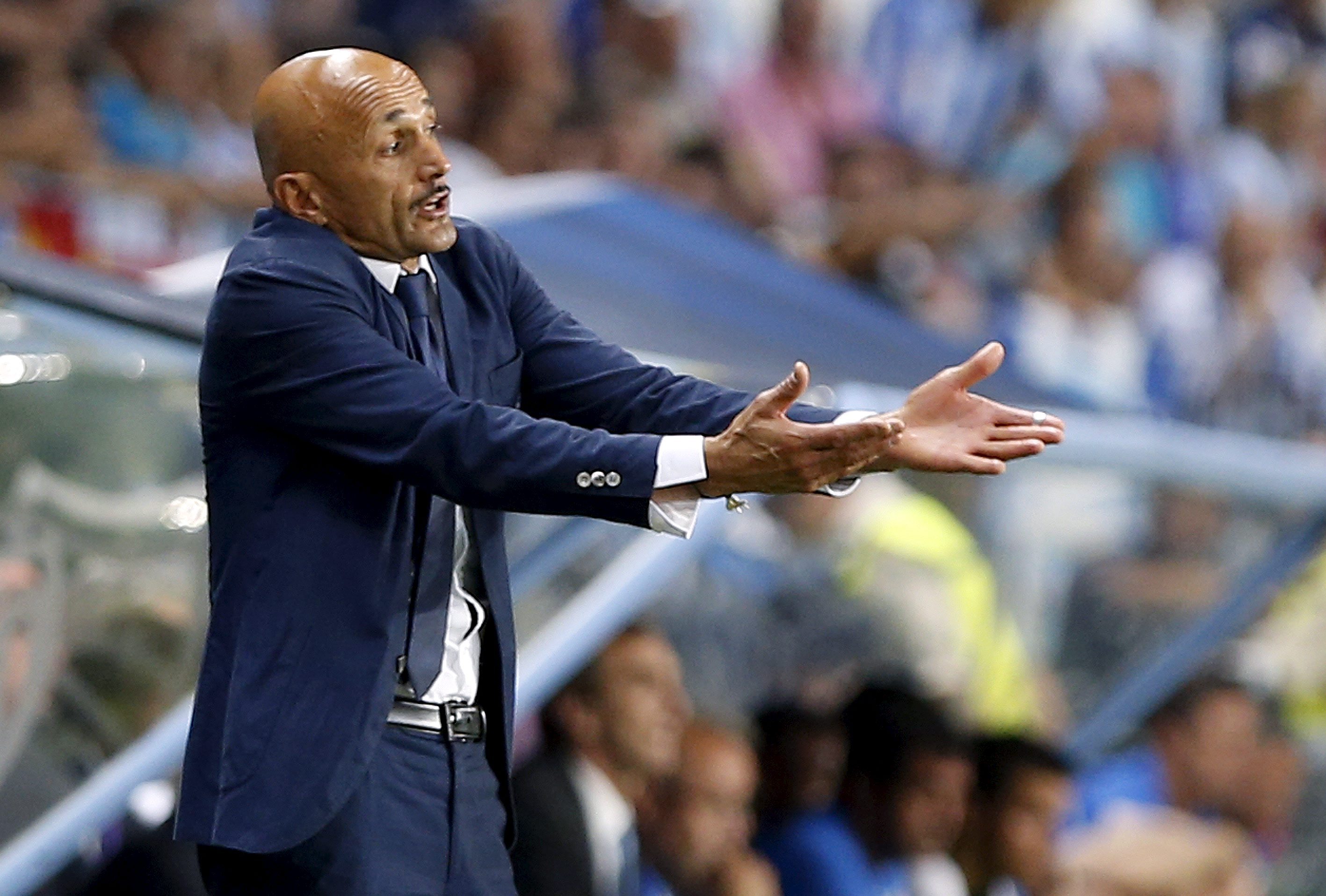 epa03402311 Zenit St.Petersburg's Italian coach Luciano Spalleti gestures during the UEFA Champions League soccer match between Malaga and Zenit at La Rosaleda stadium in Malaga, Spain, 18 September 2012. Malaga won 3-0.  EPA/JORGE ZAPATA