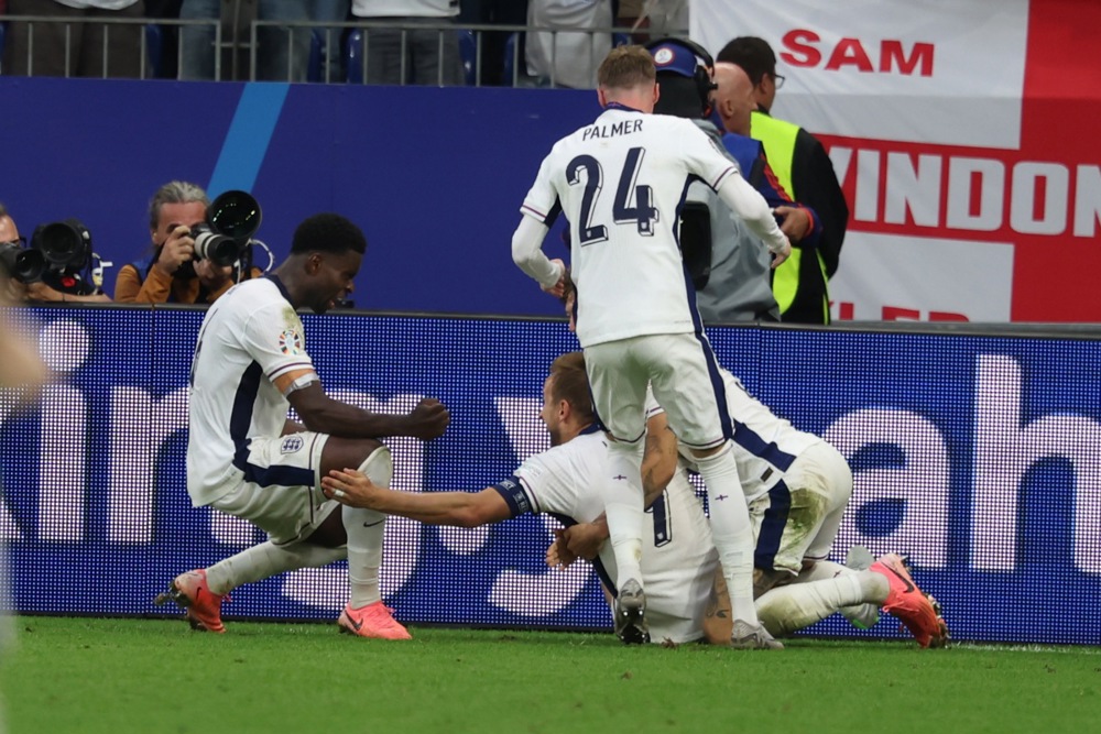 epa11448243 Harry Kane of England celebrates with his teammates after scoring the 2-1 goal during the UEFA EURO 2024 Round of 16 soccer match between England and Slovakia, in Gelsenkirchen, Germany, 30 June 2024.  EPA-EFE/CHRISTOPHER NEUNDORF