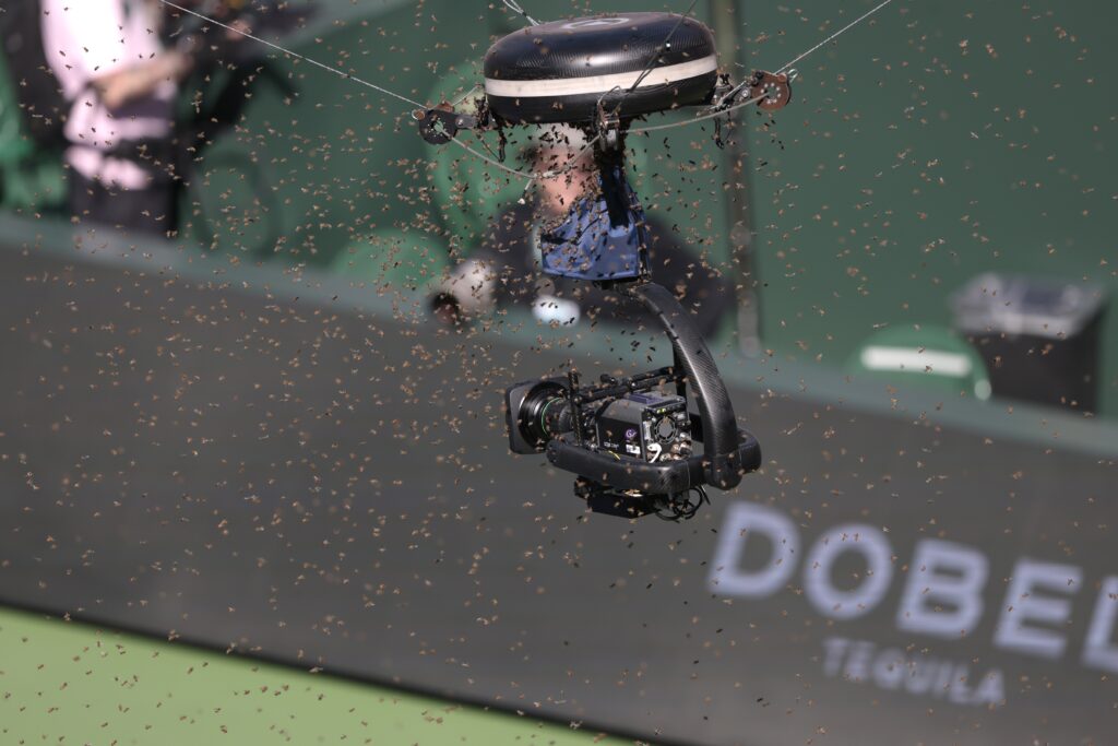 epa11221330 The match between Alexander Zverev of Germany and Carlos Alcaraz of Spain was suspended due to a bee invasion during the BNP Paribas Open in Indian Wells, California, USA, 14 March 2024.  EPA-EFE/JOHN G. MABANGLO