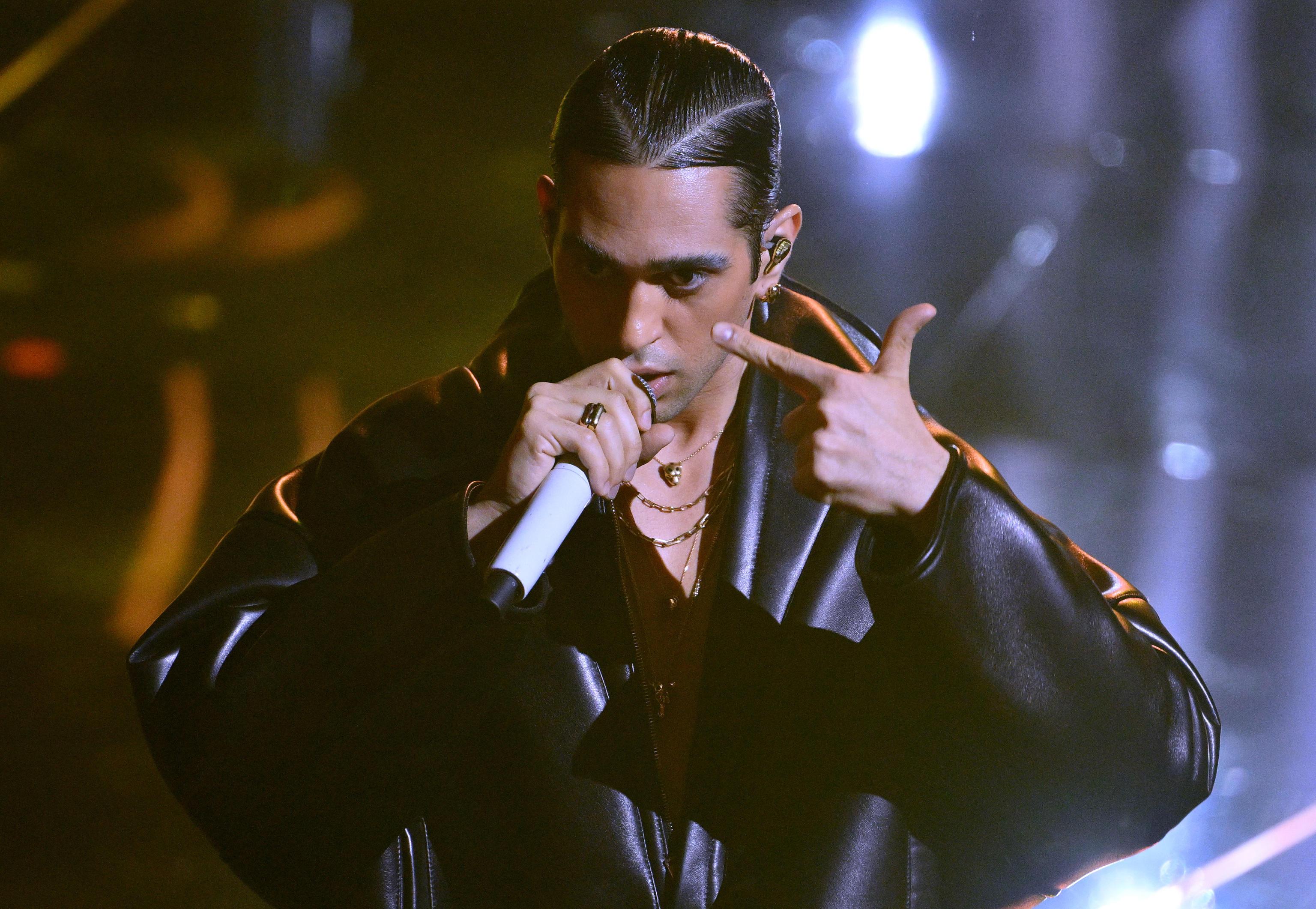 epa11143539 Italian singer Mahmood performs on stage at the Ariston theatre during the 74th Sanremo Italian Song Festival, in Sanremo, Italy, 10 February 2024. The music festival runs from 06 to 10 February 2024.  EPA-EFE/ETTORE FERRARI