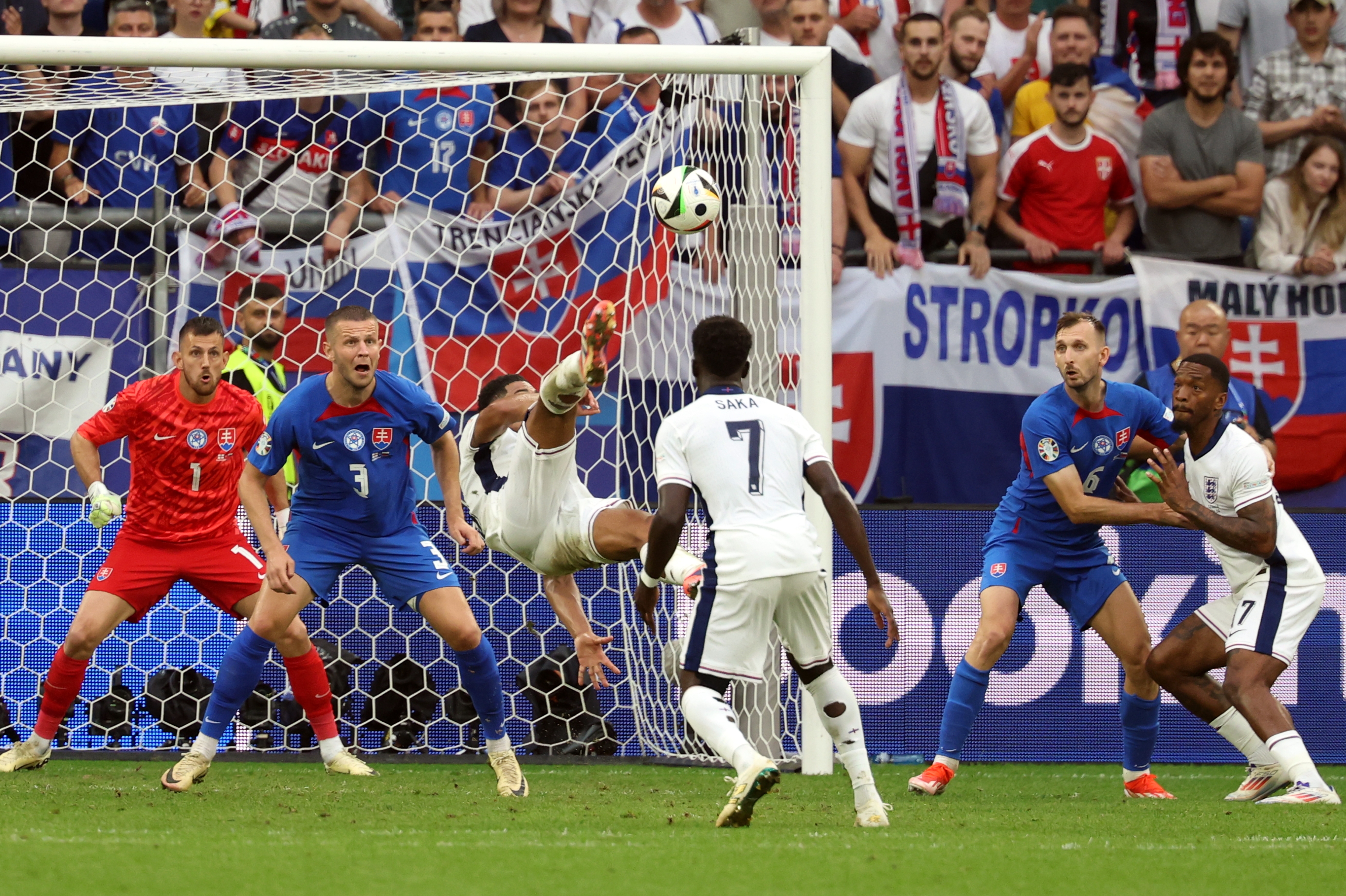 epa11448211 Jude Bellingham of England (c) scores the 1-1 during the UEFA EURO 2024 Round of 16 soccer match between England and Slovakia, in Gelsenkirchen, Germany, 30 June 2024.  EPA-EFE/FRIEDEMANN VOGEL