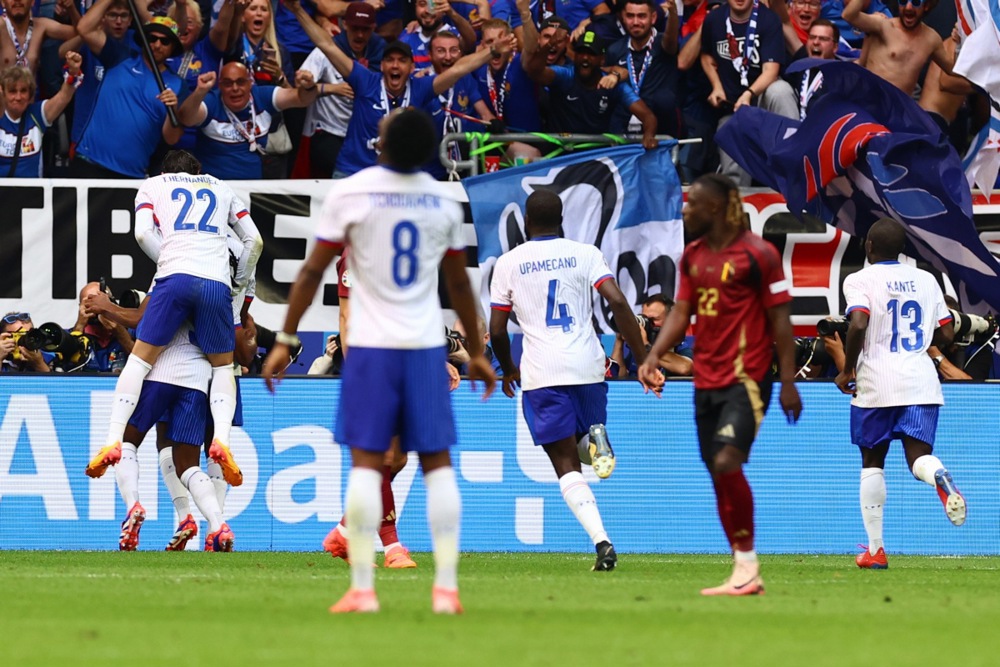 epa11450659 Players of France celebrate the 1-0 goal during the UEFA EURO 2024 Round of 16 soccer match between France and Belgium, in Dusseldorf, Germany, 01 July 2024.  EPA-EFE/FILIP SINGER