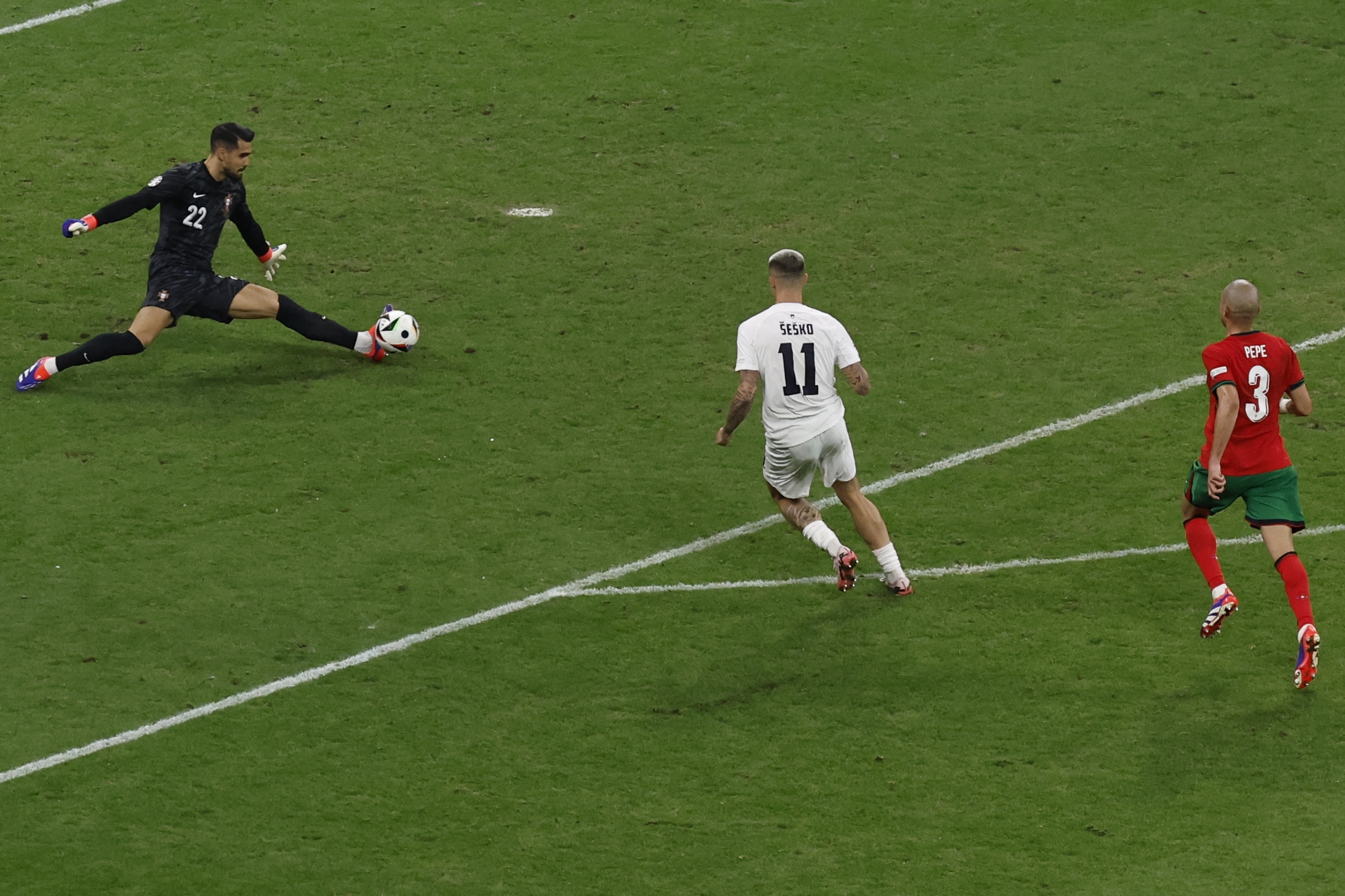 epa11451350 Goalkeeper Diogo Costa of Portugal saves a shot from Benjamin Sesko (C) of Slovenia during the UEFA EURO 2024 Round of 16 soccer match between Portugal and Slovenia, in Frankfurt Main, Germany, 01 July 2024.  EPA-EFE/ROBERT GHEMENT