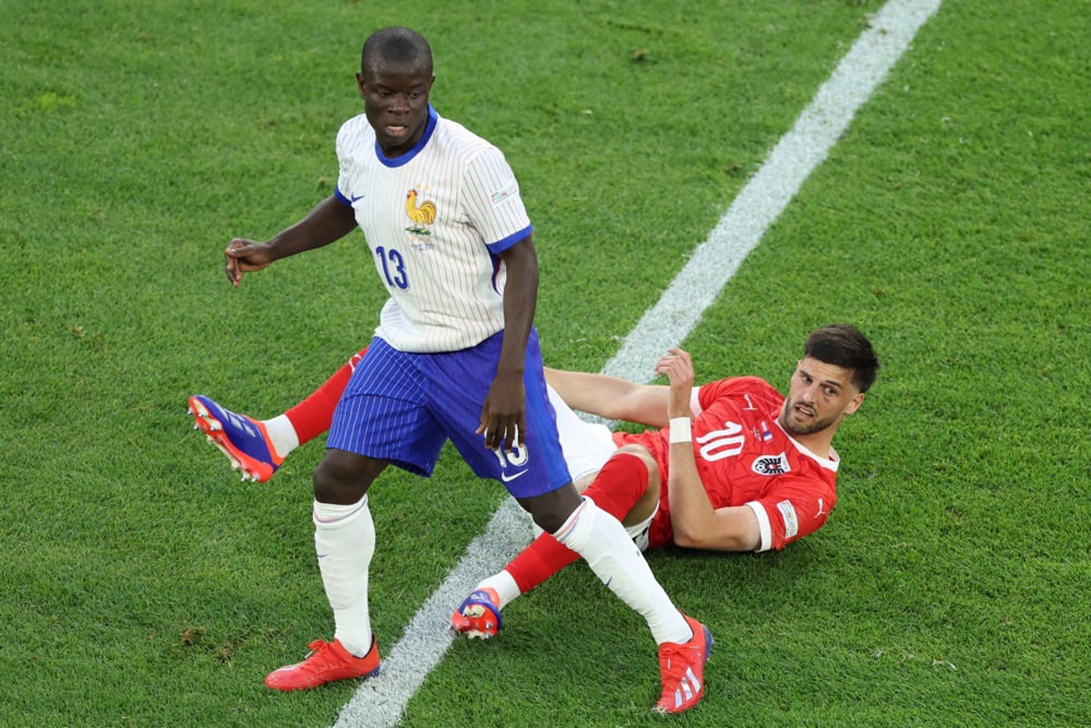 epa11418709 N'Golo Kante of France (L) in action against Florian Grillitsch of Austria during the UEFA EURO 2024 group D soccer match between Austria and France, in Dusseldorf, Germany, 17 June 2024.  EPA-EFE/GEORGI LICOVSKI