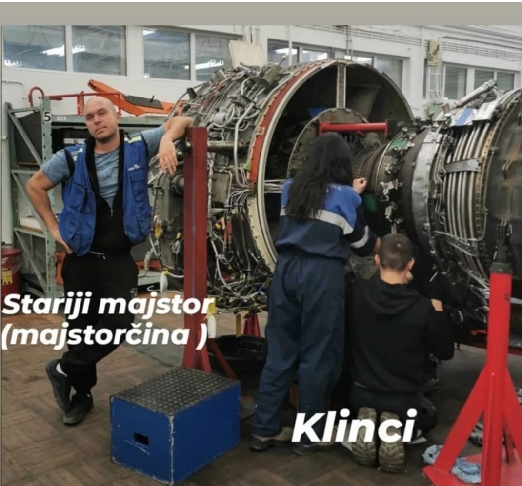 Pedja Vujić pevač, Radi kao aviomehaničar