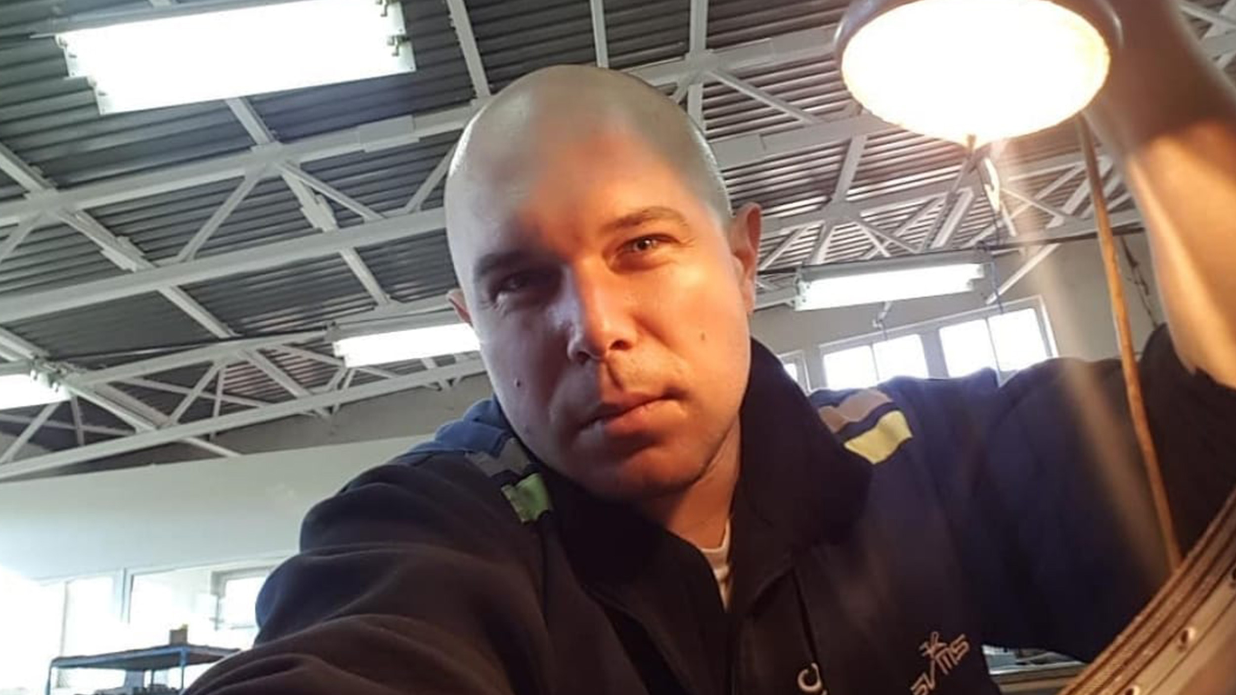 Pedja Vujić pevač, Radi kao aviomehaničar