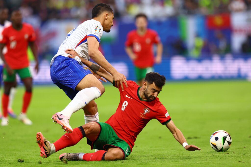 epa11460580 William Saliba of France and Bruno Fernandes (R) of Portugal in action during the UEFA EURO 2024 quarter-finals soccer match between France and Portugal, in Hamburg, Germany, 05 July 2024.  EPA-EFE/FILIP SINGER