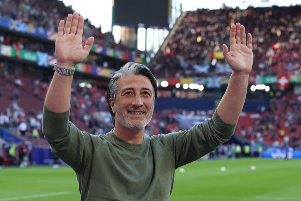 epa11423679 Head coach Murat Yakin of Switzerland greets spectators before the UEFA EURO 2024 group A soccer match between Scotland and Switzerland, in Cologne, Germany, 19 June 2024.  EPA-EFE/GEORGI LICOVSKI