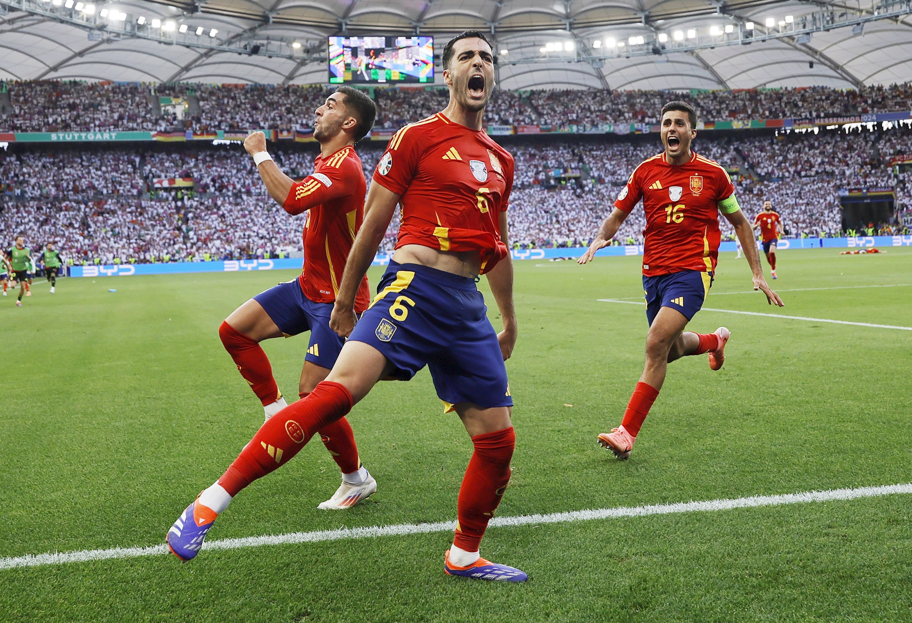 epa11460433 Mikel Merino of Spain (C) celebrates with teammates after scoring the 2-1 goal during the UEFA EURO 2024 quarter-finals soccer match between Spain and Germany, in Stuttgart, Germany, 05 July 2024.  EPA-EFE/RONALD WITTEK