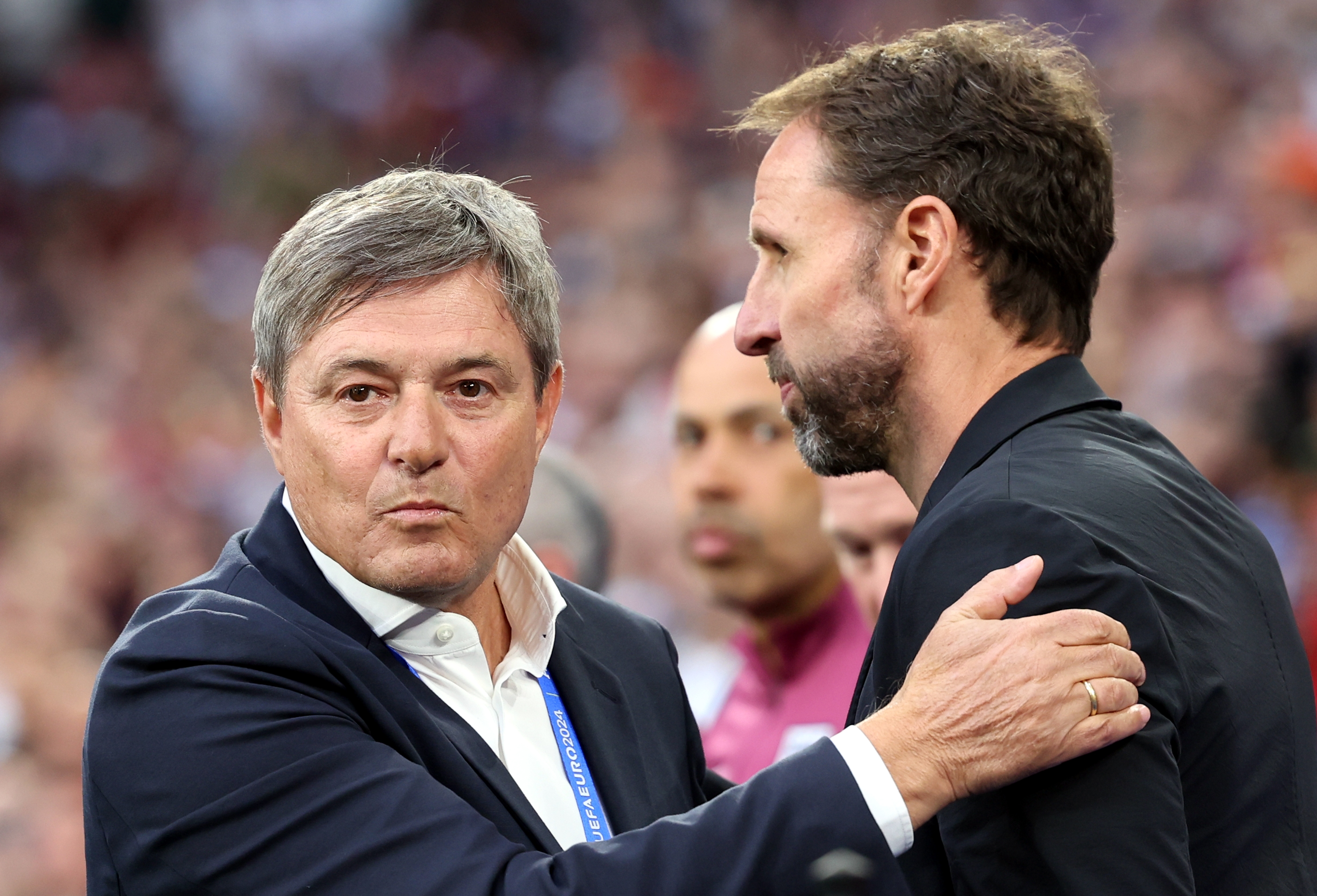 epa11416136 Head coach Gareth Southgate of England (R) reacts with head coach Dragan Stojkovic of Serbia prior to the UEFA EURO 2024 group C match between Serbia and England in Gelsenkirchen, Germany, 16 June 2024.  EPA-EFE/CHRISTOPHER NEUNDORF