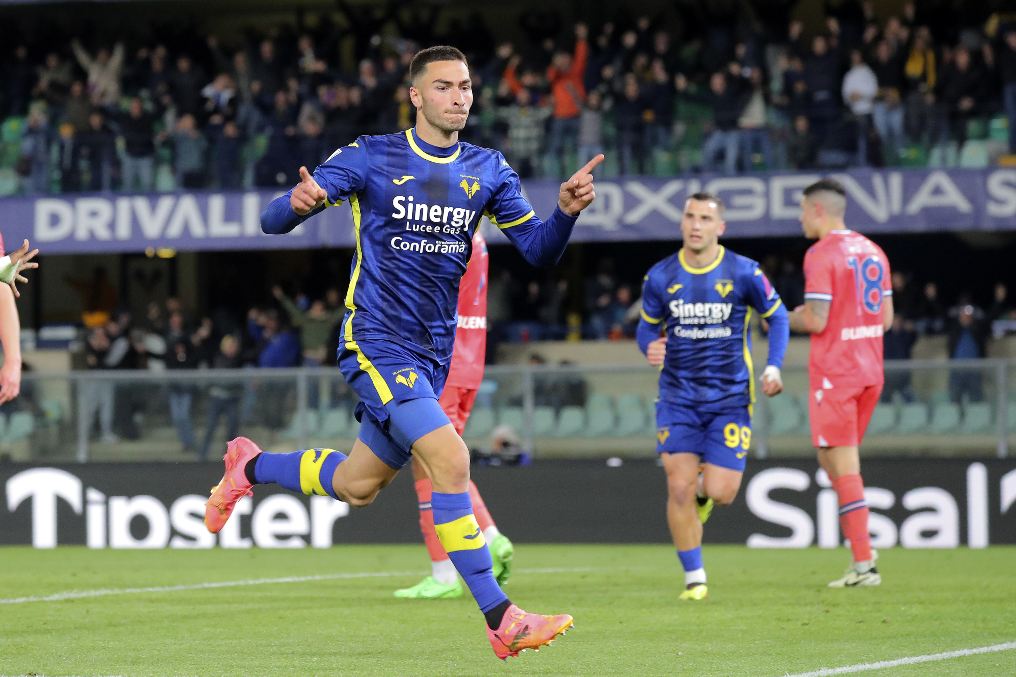 Verona's Diego Coppola, center, celebrates a goal during the Italian Serie A soccer match between Hellas Verona and Udinese at the Marcantonio Bentegodi Stadium, in Verona, Italy, Saturday, April 20, 2024. (Paola Garbuioi/LaPresse via AP)