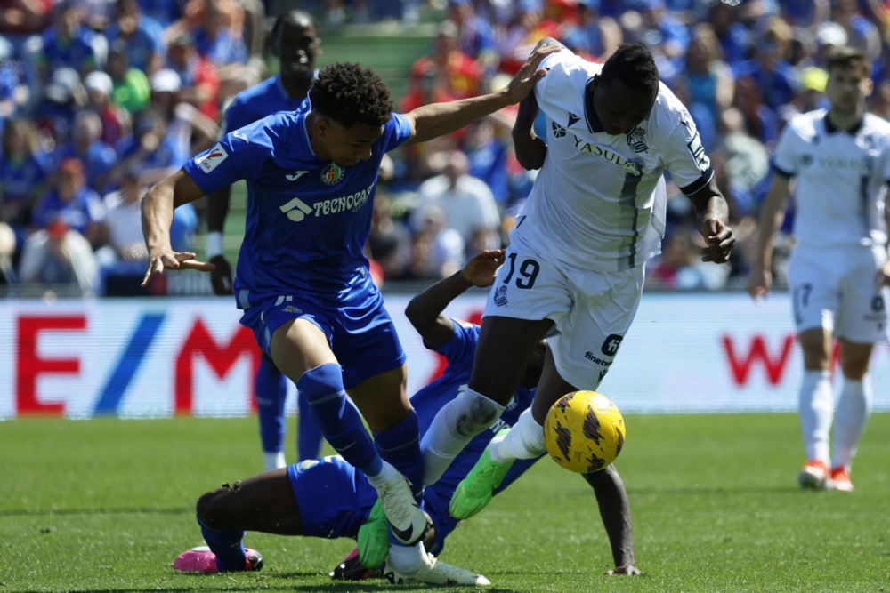 epa11291852 Getafe's Uruguayan defender Gaston Alvarez (L) disputes a ball against Real Sociedad's Nigerian striker Umar Sadiq (R) during the Spanish LaLiga soccer match between Getafe CF and Real Sociedad, in Madrid, Spain, 21 April 2024.  EPA-EFE/ZIPI