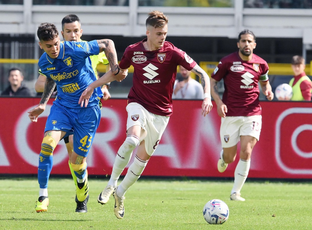 epa11291937 Torino's Ivan Ilic and Frosinone's Enzo Barrenechea in action during the italian Serie A soccer match Torino FC vs Frosinone Calcio at the Olimpico Grande Torino Stadium in Turin, Italy, 21 April 2024.  EPA-EFE/Alessandro Di Marco
