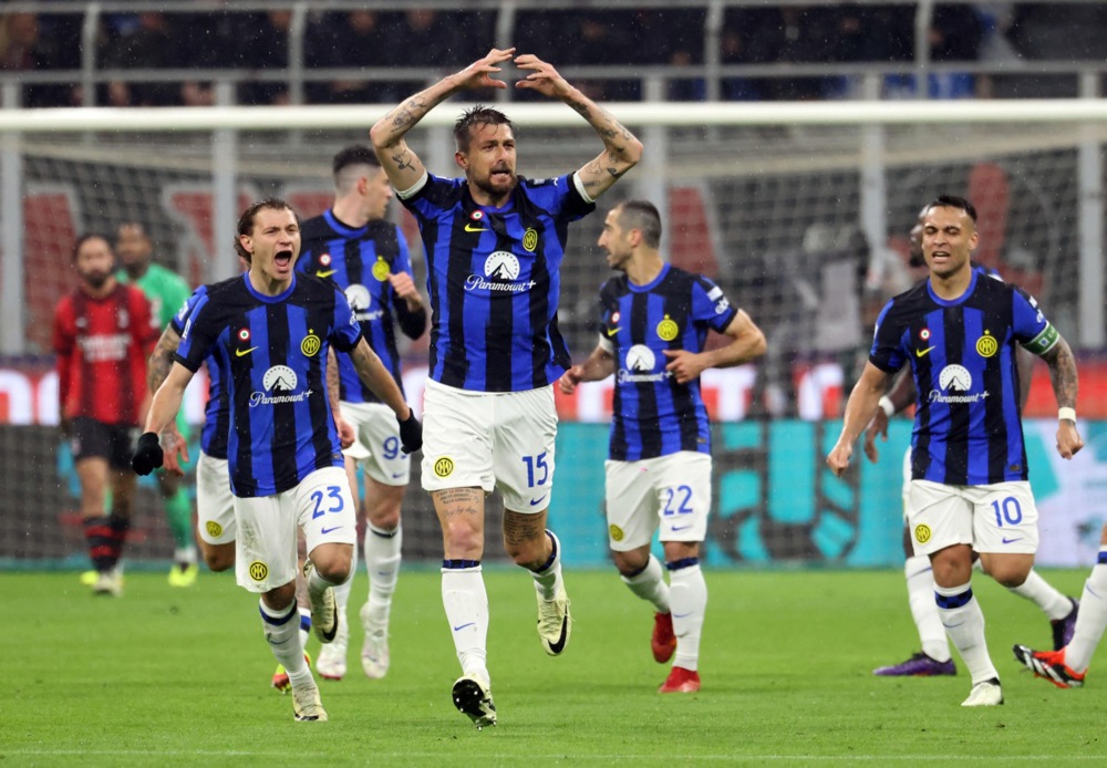 epa11294564 Inter Milan's Francesco Acerbi (C) celebrates with his teammates after scoring the 0-1 goal during the Italian Serie A soccer match between AC Milan and FC Inter, in Milan, 22 April 2024.  EPA-EFE/MATTEO BAZZI
