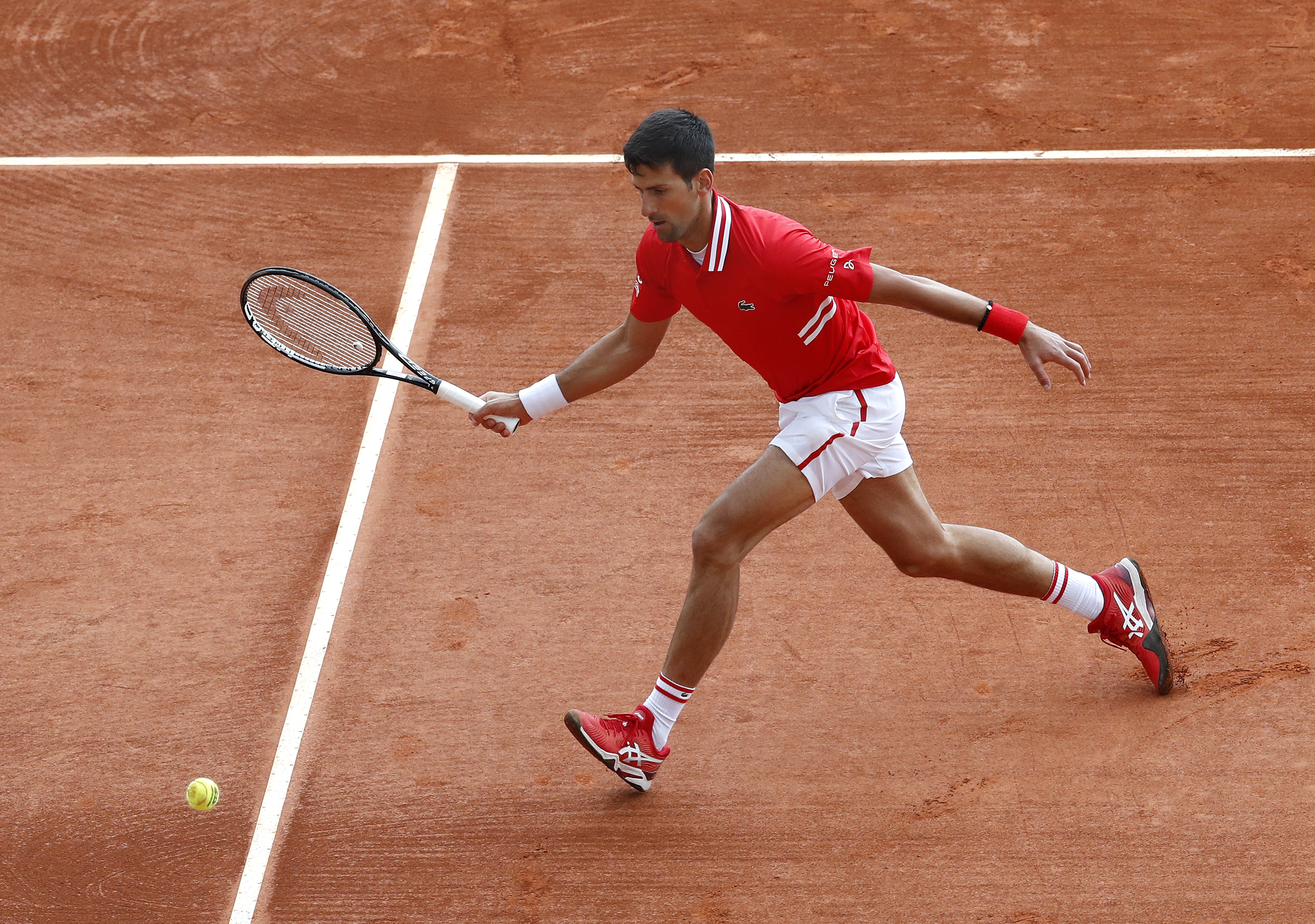 epa09134640 Novak Djokovic of Serbia in action during his third round match against Jannik Sinner of Italy at the Monte-Carlo Rolex Masters tournament ?in Roquebrune Cap Martin, France, 14 April 2021.  EPA-EFE/SEBASTIEN NOGIER