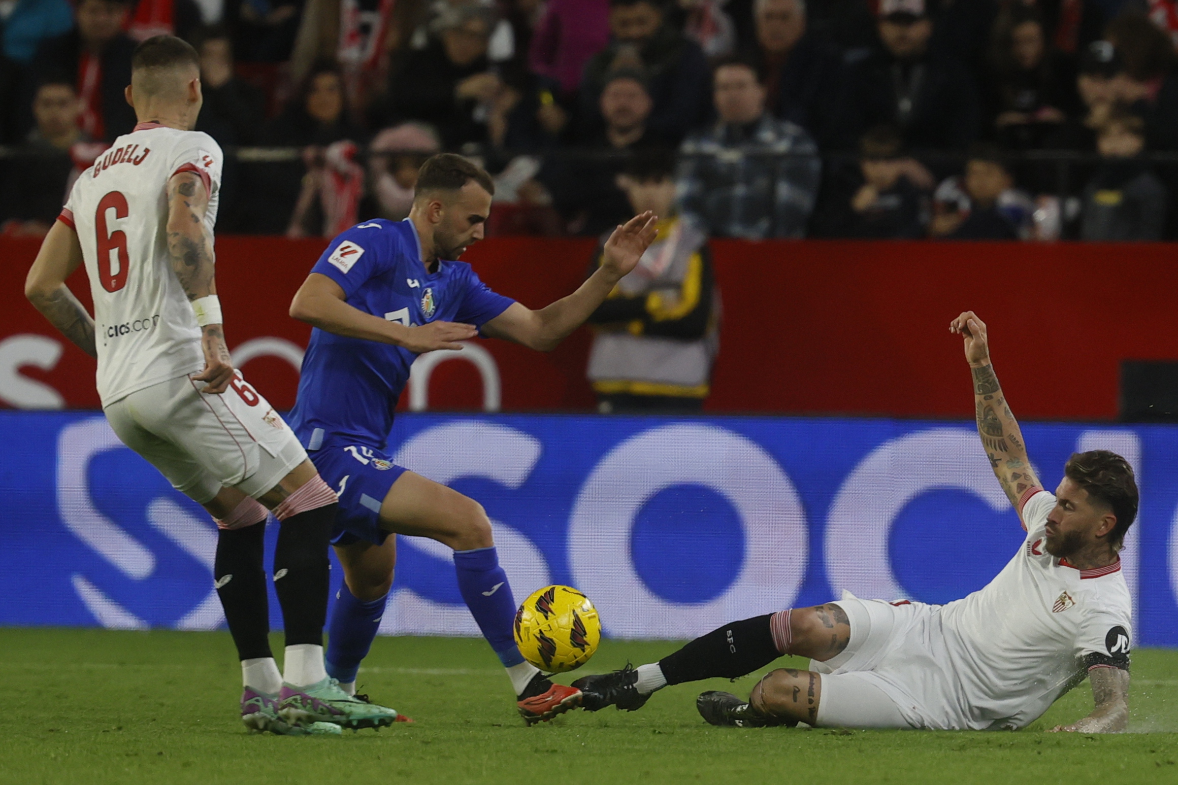 epa11032915 Getafe's Borja Mayoral (2L) and Sevilla's Sergio Ramos (R) and Nemanja Gudelj (L) in action during the Spanish LaLiga soccer match between Sevilla FC and Getafe, in Seville, Spain, 16 December 2023.  EPA-EFE/Jose Manuel Vidal