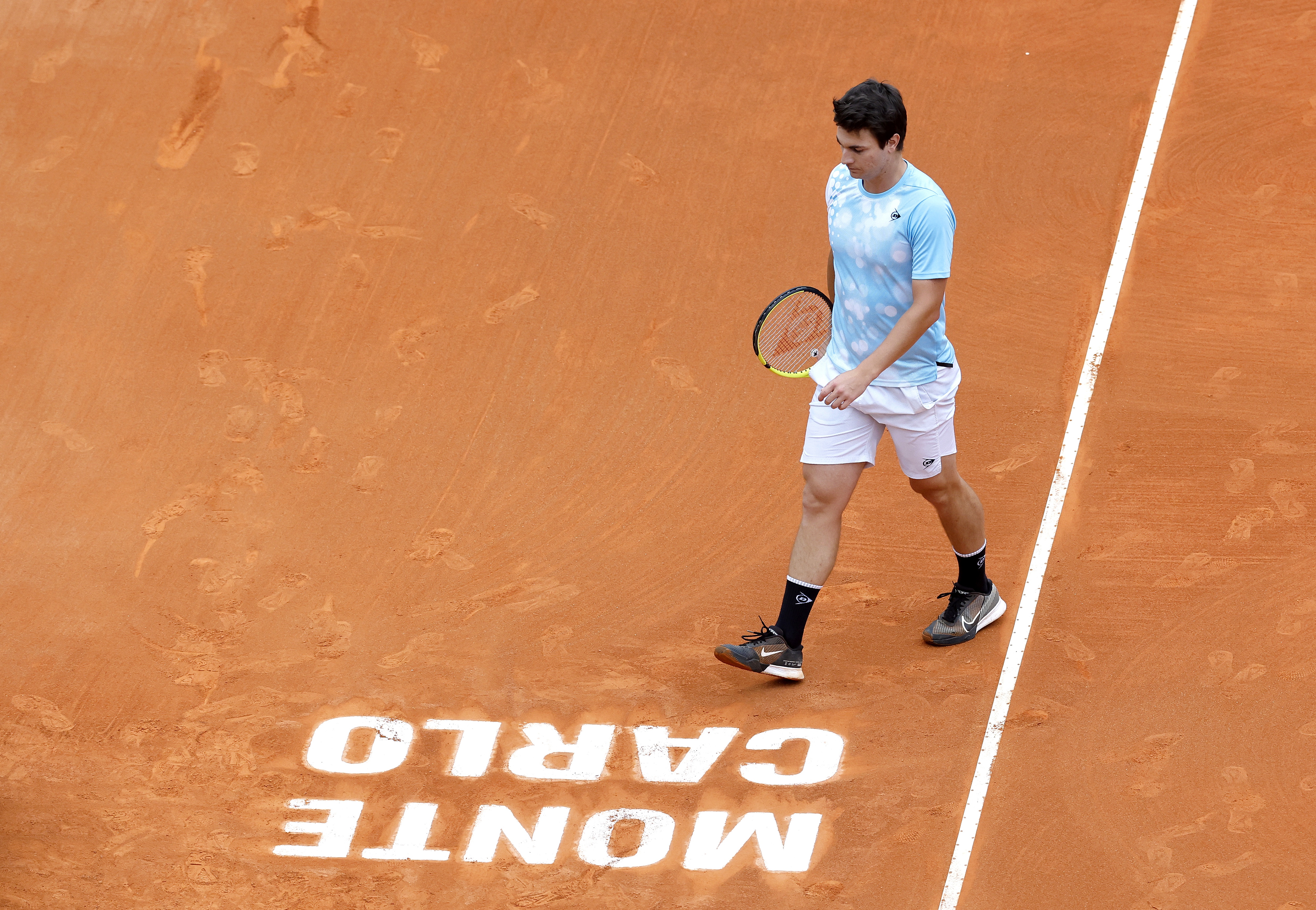 epa11267539 Miomir Kecmanovic of Serbia between games during his match against Matteo Berrettini of Italy at the ATP Monte Carlo Masters tennis tournament in Roquebrune Cap Martin, France, 09 April 2024.  EPA-EFE/SEBASTIEN NOGIER