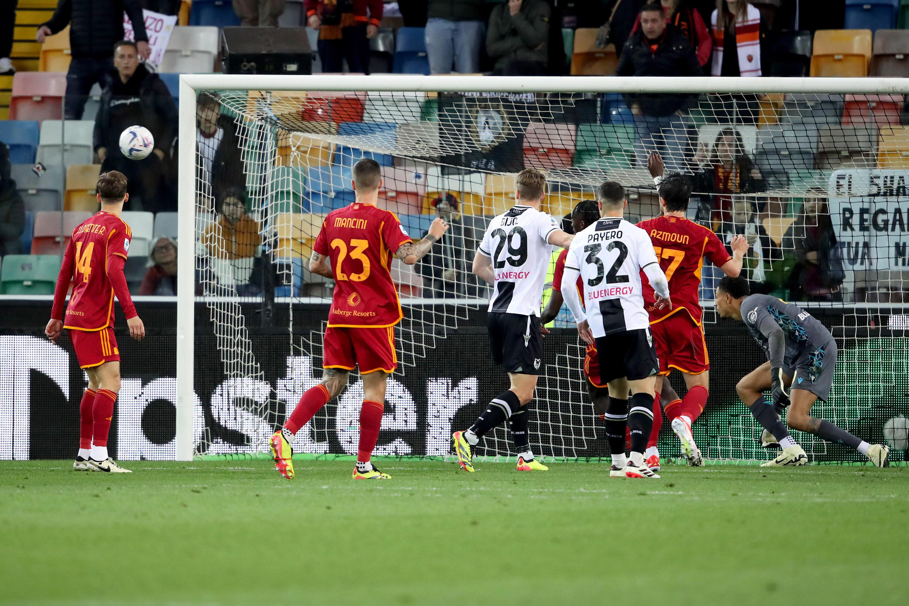 epa11300962 Romas Bryan Cristante scores a goal during the Italian Serie A soccer match Udinese Calcio vs AS Roma at the Friuli - Dacia Arena stadium in Udine, Italy, 25 April 2024.  EPA-EFE/GABRIELE MENIS