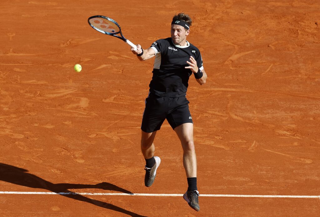 epa11276621 Casper Ruud of Norway in action during his semi final match against Novak Djokovic of Serbia at the ATP Monte Carlo Masters tennis tournament in Roquebrune Cap Martin, France, 13 April 2024.  EPA-EFE/SEBASTIEN NOGIER