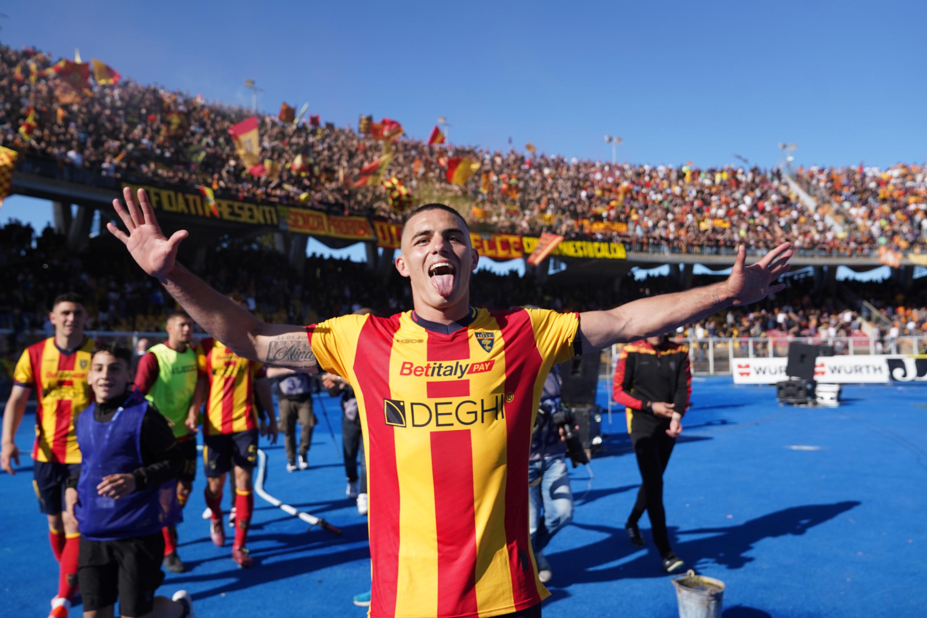 epa11304984 US Lecce's Nikola Krstovic jubilates after scoring during the Italian Serie A soccer match US Lecce - AC Monza at the Via del Mare stadium in Lecce, Italy, 27 April 2024.  EPA-EFE/ABBONDANZA SCURO LEZZI