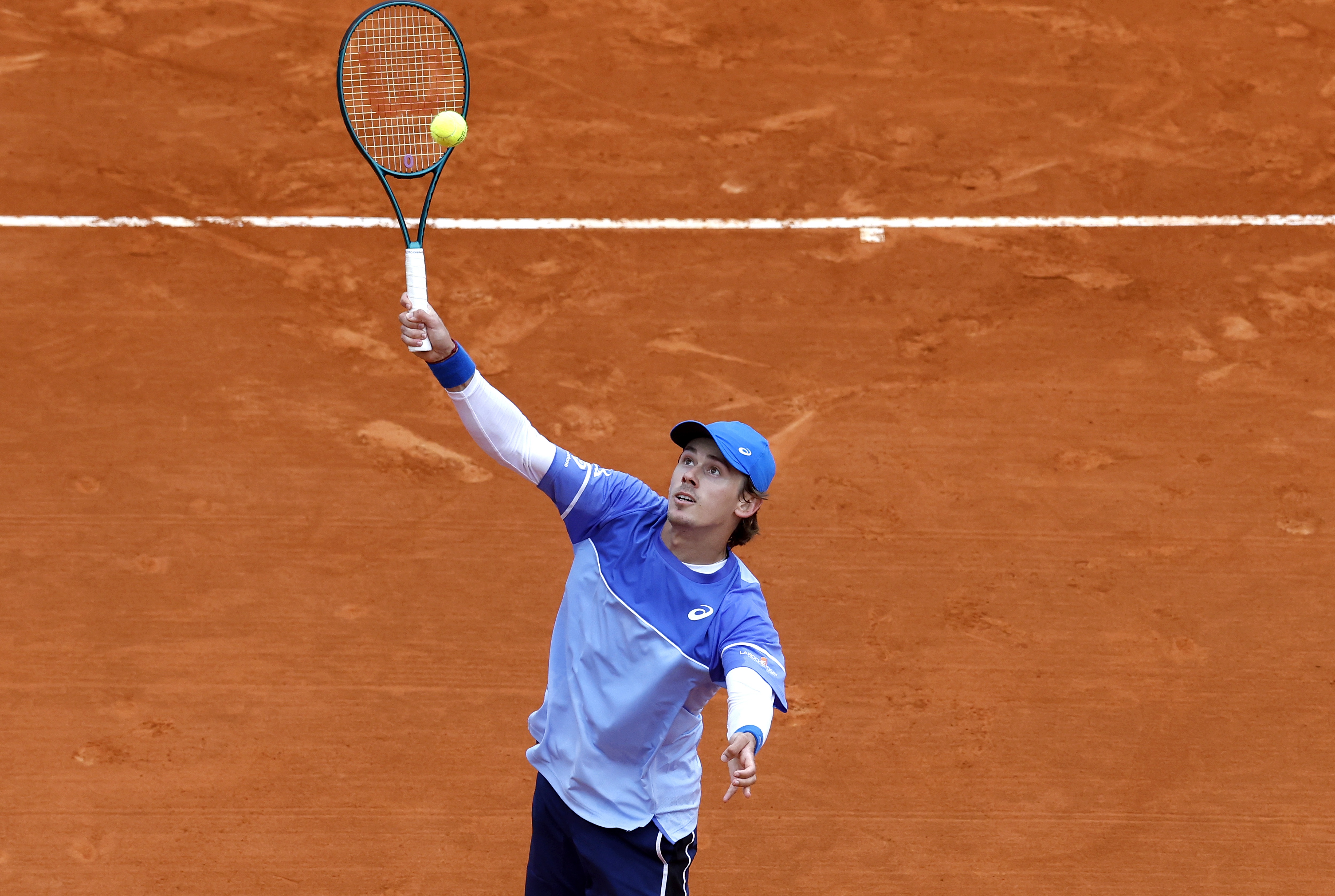 epa11267286 Alex De Minaur of Australia in action during his match against Stan Wawrinka of Switzerland at the ATP Monte Carlo Masters tennis tournament in Roquebrune Cap Martin, France, 09 April 2024.  EPA-EFE/SEBASTIEN NOGIER