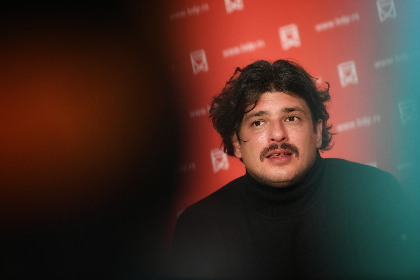 Beograd 05. novembar 2021. Konferencija za medije u foajeu Beogradskog dramskog pozorista povodom beogradske premijere predstave "Zelena coja Montenegra", prema romanu Mome Kapora Foto:Vesna Lalić/Nova.rs