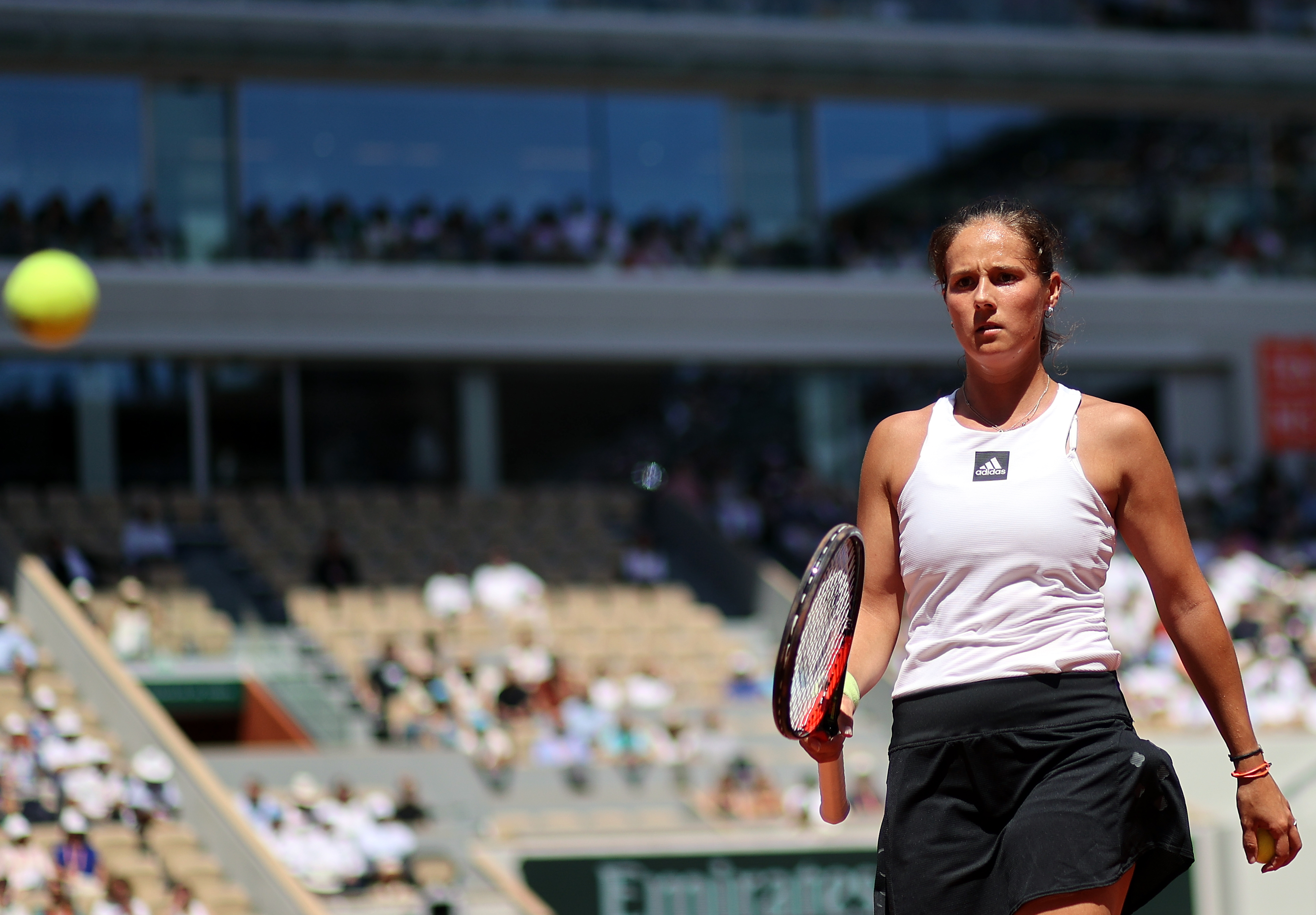 epa09991736 Daria Kasatkina of Russia plays Iga Swiatek of Poland in their women?s semi final match during the French Open tennis tournament at Roland ?Garros in Paris, France, 02 June 2022.  EPA-EFE/MARTIN DIVISEK