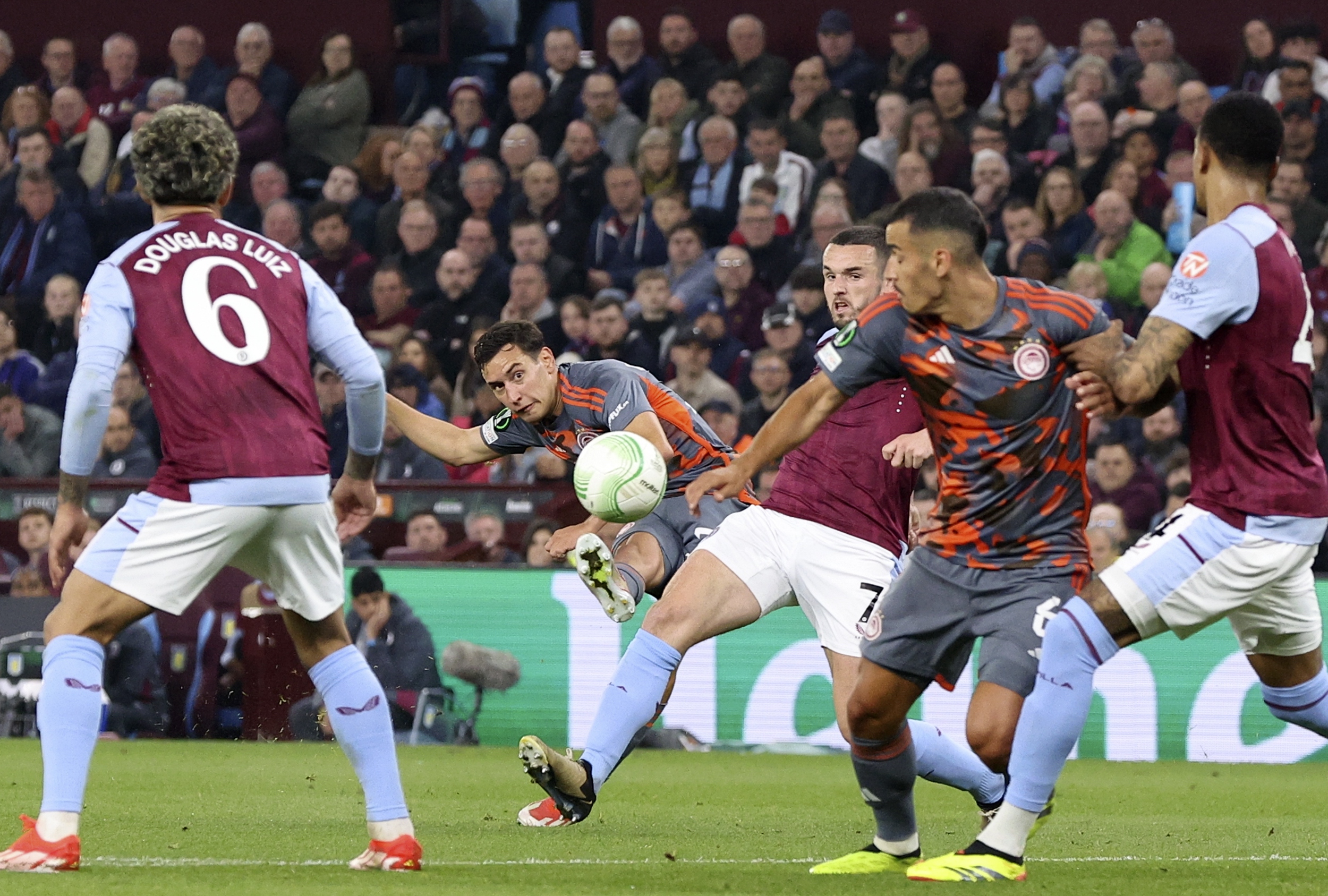epa11315314 Santiago Hezze (C) of Olympiacos scores the 2-4 goal during the UEFA Europa League semi final, 1st leg match between Aston Villa and Olympiacos Piraeus in Birmingham, Britain, 02 May 2024.  EPA-EFE/ADAM VAUGHAN