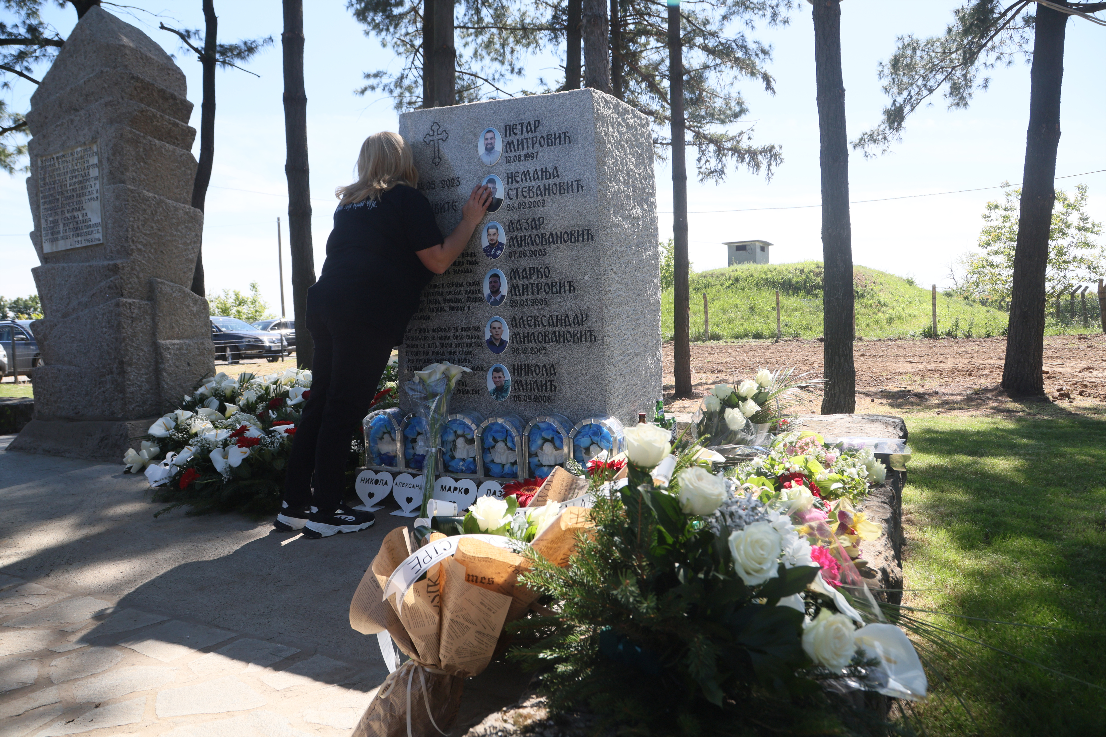 The annual memorial service for the victims of the mass murder that took place on May 4, 2023 was held in Malo Orasje on Ravni Gaj. Godisnji pomen za zrtve masovnog ubistva koje se dogodilo 4. maja 2023. odrzan je u Malom Orasju na Ravnom Gaju.