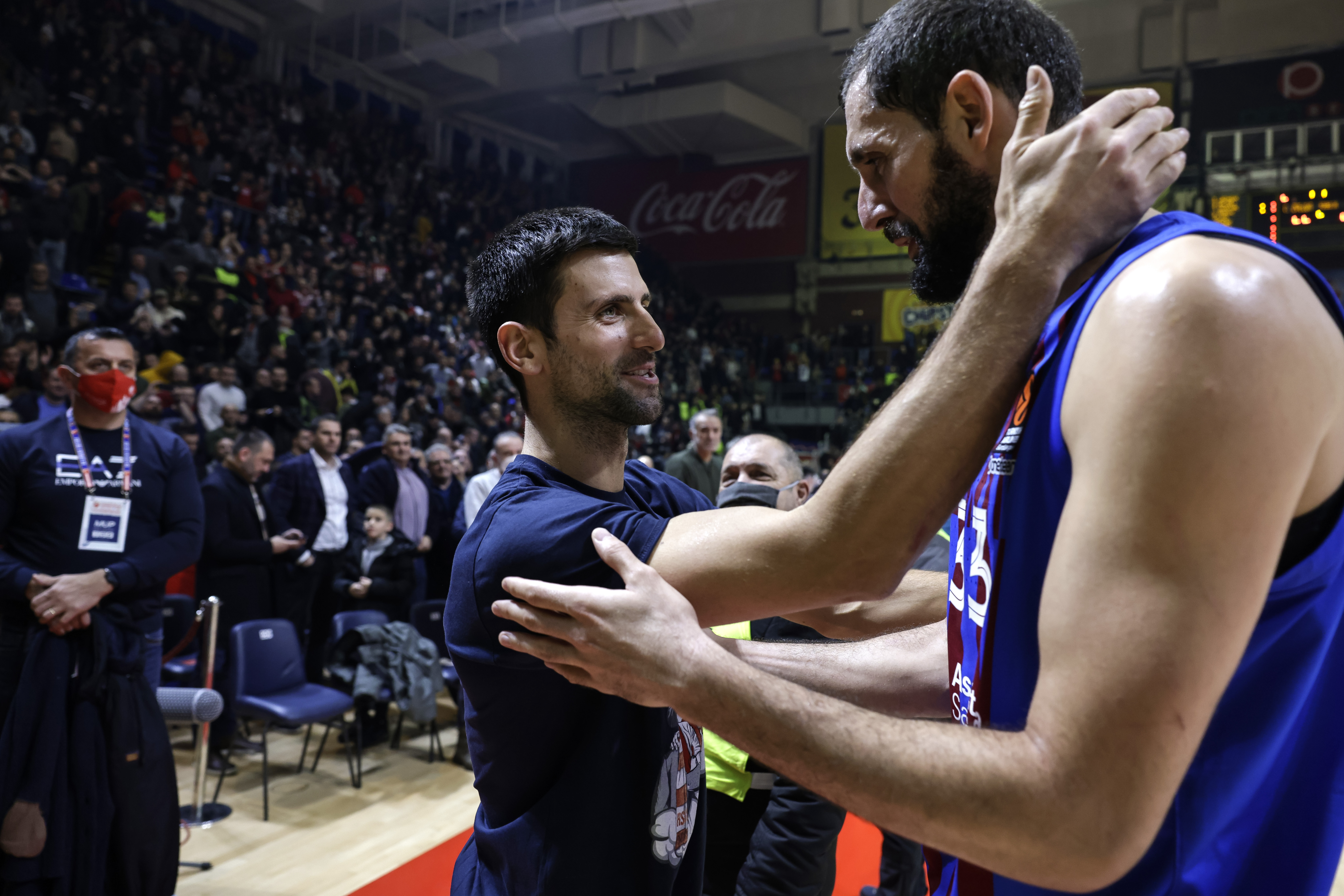Novak Djokovic (L) and Nikola Mirotic
Crvena Zvezda v Barcelona-Euroleague 2021/22
Beograd, 14.12.2021.
foto: Srdjan StevanovicStarsportphoto ©