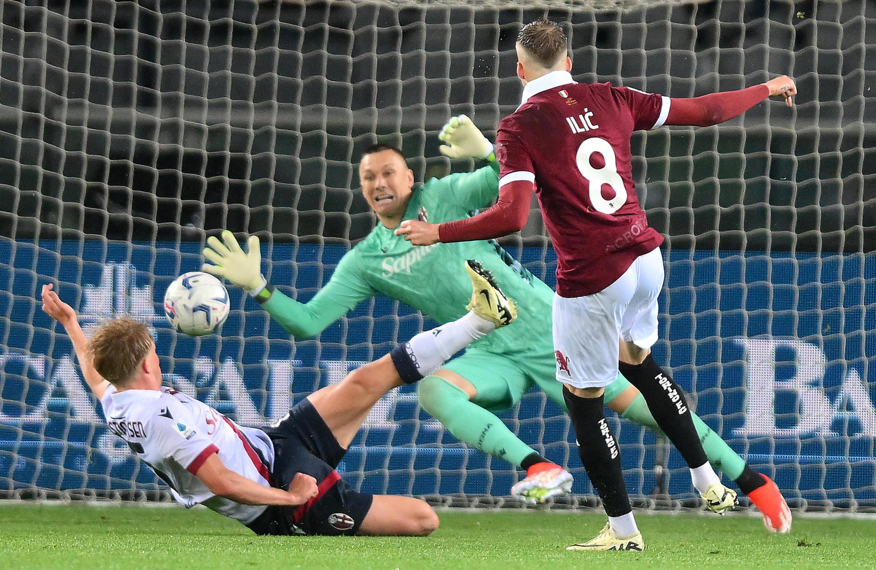 epa11317278 Torino's Ivan Ilic (R) takes a shot on goal  during the Italian Serie A soccer match Torino FC vs Bologna FC at the Olimpico Grande Torino Stadium in Turin, Italy, 03 May 2024.  EPA-EFE/Alessandro Di Marco