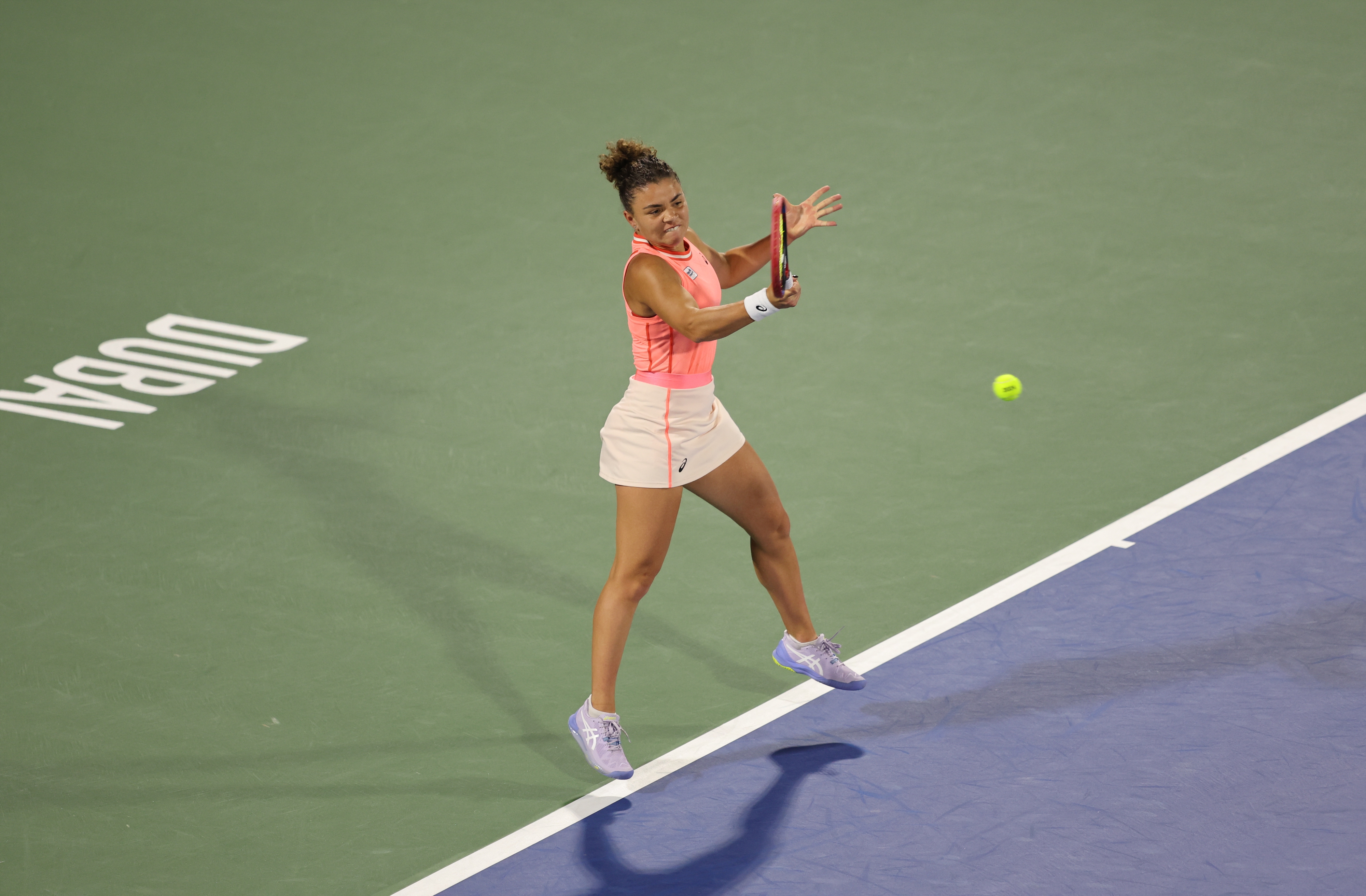 epa11178221 Jasmine Paolini of Italy in action during her final match against Anna Kalinskaya of Russia at the Dubai Duty Free Tennis WTA Championships 2024 in Dubai, United Arab Emirates, 24 February 2024.  EPA-EFE/ALI HAIDER