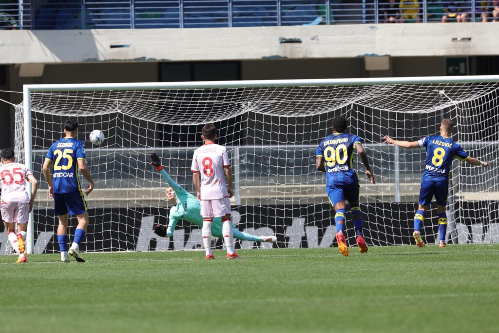 epa11319637 Hellas Verona's Darko Lazovic (R) scores the 1-0 goal during the Italian Serie A soccer match Hellas Verona vs ACF Fiorentina at Marcantonio Bentegodi stadium in Verona, Italy, 05 May 2024.  EPA-EFE/EMANUELE PENNACCHIO