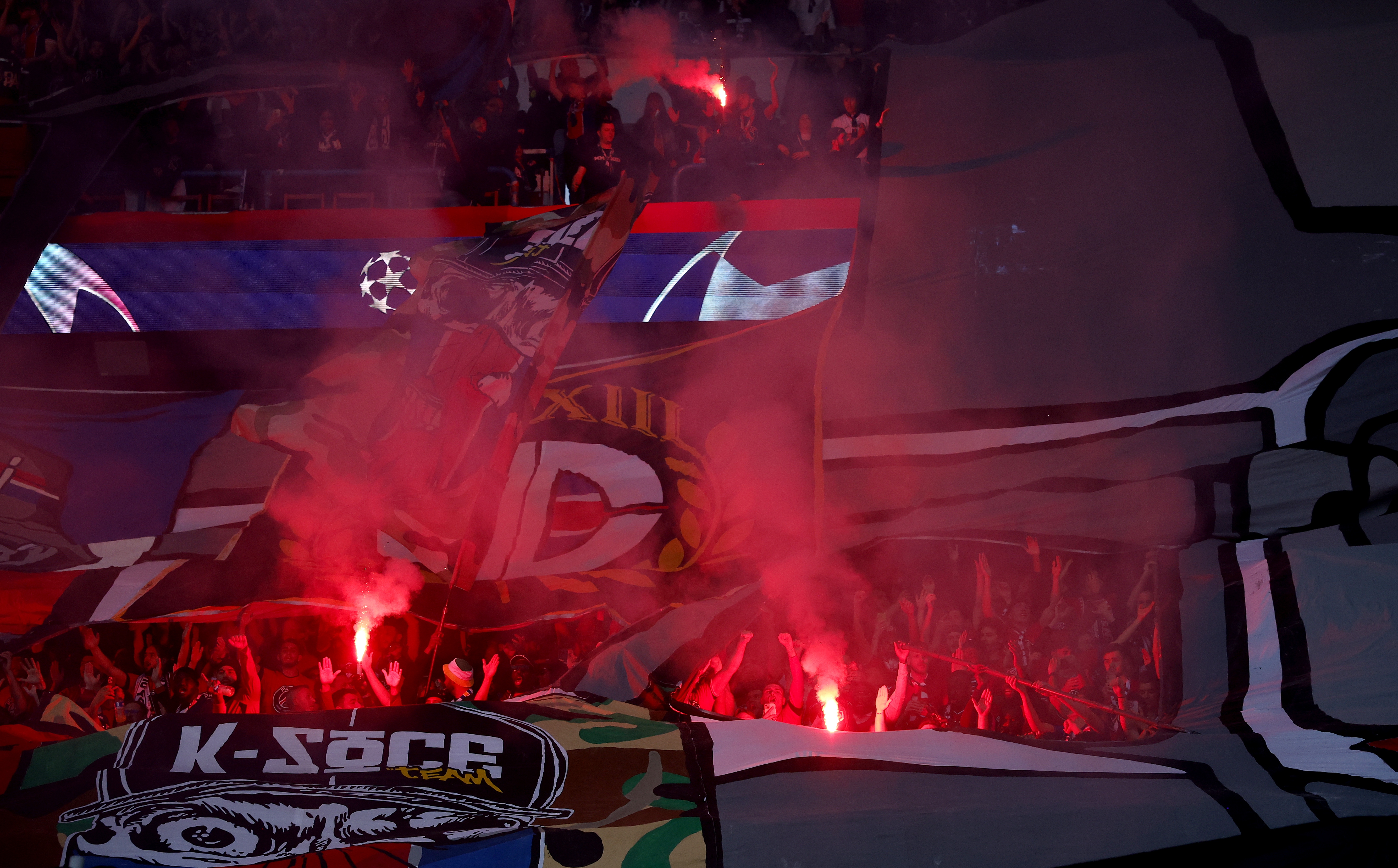 epa11325424 Fans of PSG light flares before the start of the UEFA Champions League semi-finals, 2nd leg soccer match of Paris Saint-Germain against Borussia Dortmund, in Paris, France, 07 May 2024.  EPA-EFE/YOAN VALAT