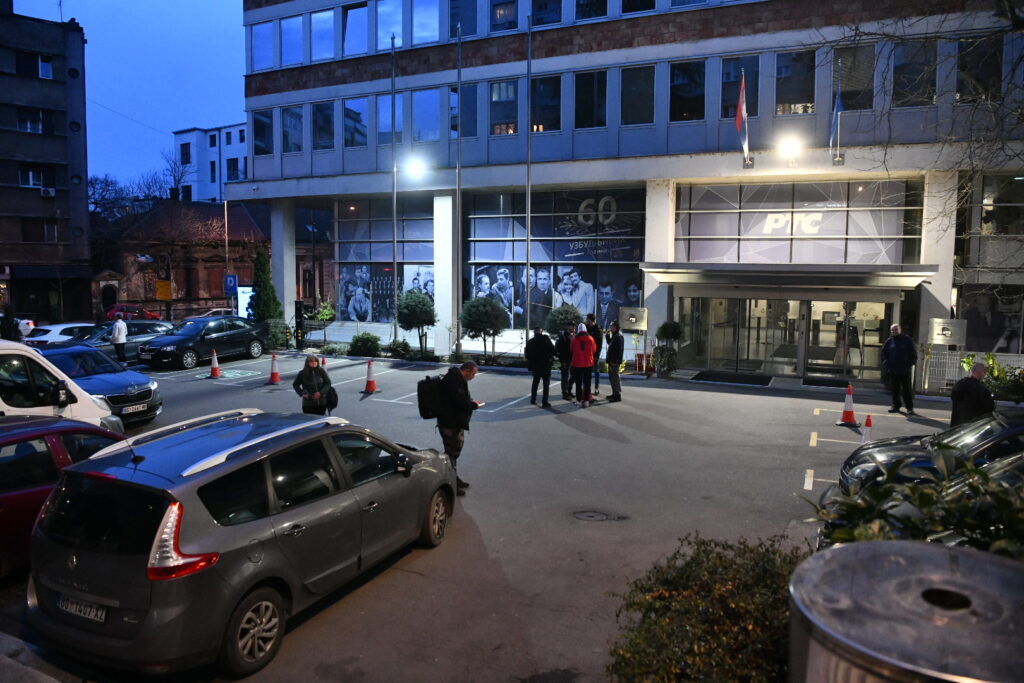 Beograd 09.03.2024. Skup podrške, protest obožavaoca, fanova Breskvice, okupljanje ispred zgrade RTS-a, RTS, zgrada, ulaz Foto: Vesna Lalić/Nova.rs