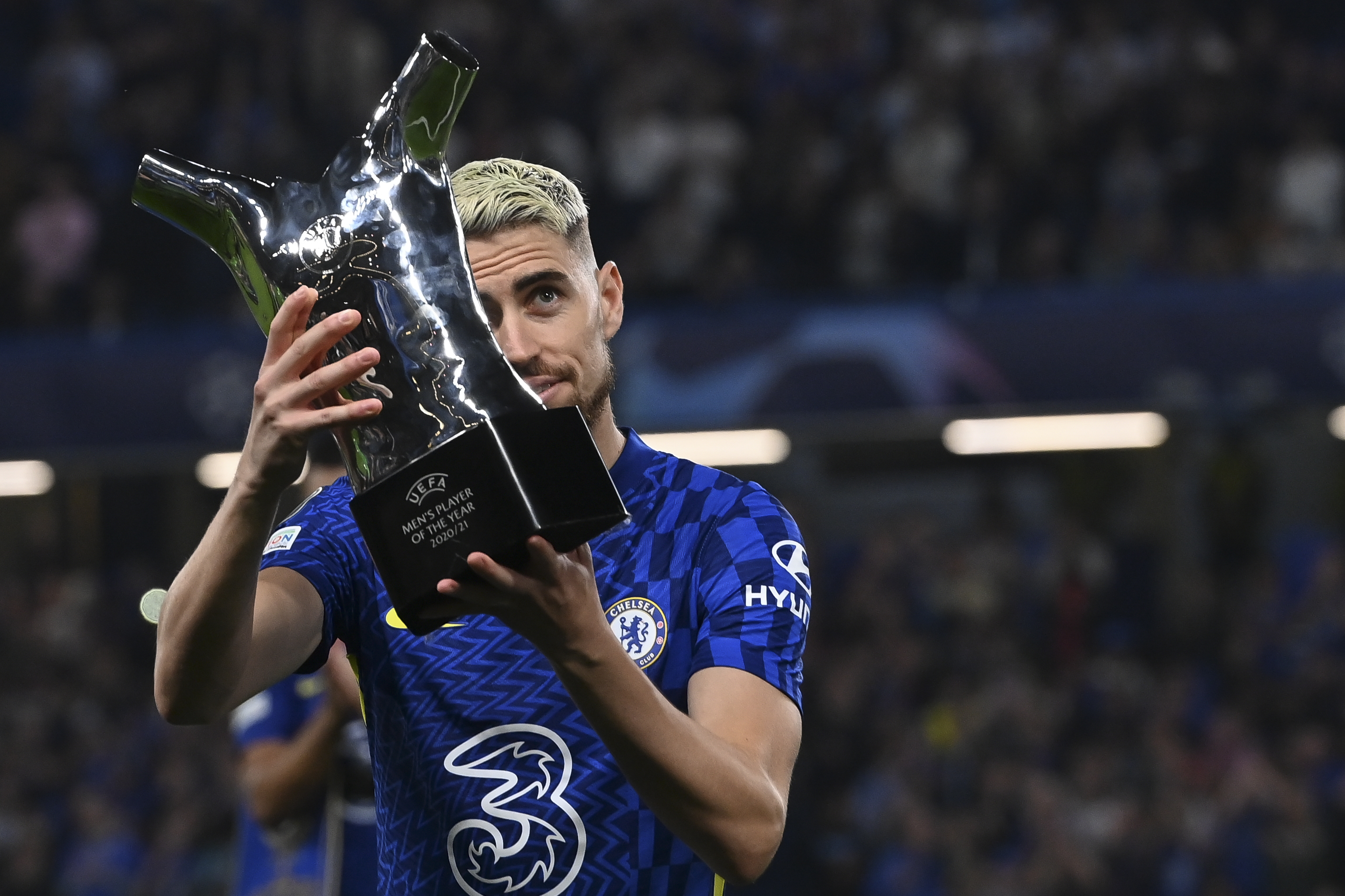 epa09468477 Chelsea's Jorginho poses with his UEFA 'Men's Player of the Year' award before the UEFA Champions League group H soccer match between Chelsea FC and Zenit St. Petersburg in London, Britain, 14 September 2021.  EPA-EFE/Facundo Arrizabalaga