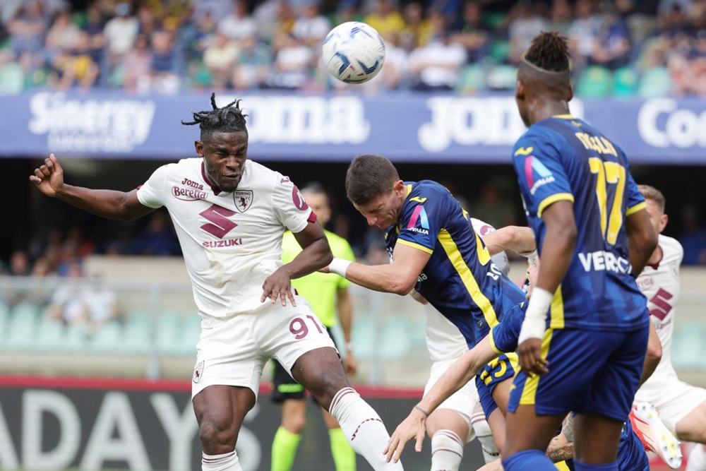 epa11335142 Torino's Duvan Zapata in action during the Italian Serie A soccer match Hellas Verona vs Torino FC at Marcantonio Bentegodi stadium in Verona, Italy, 12 May 2024.  EPA-EFE/EMANUELE PENNACCHIO
