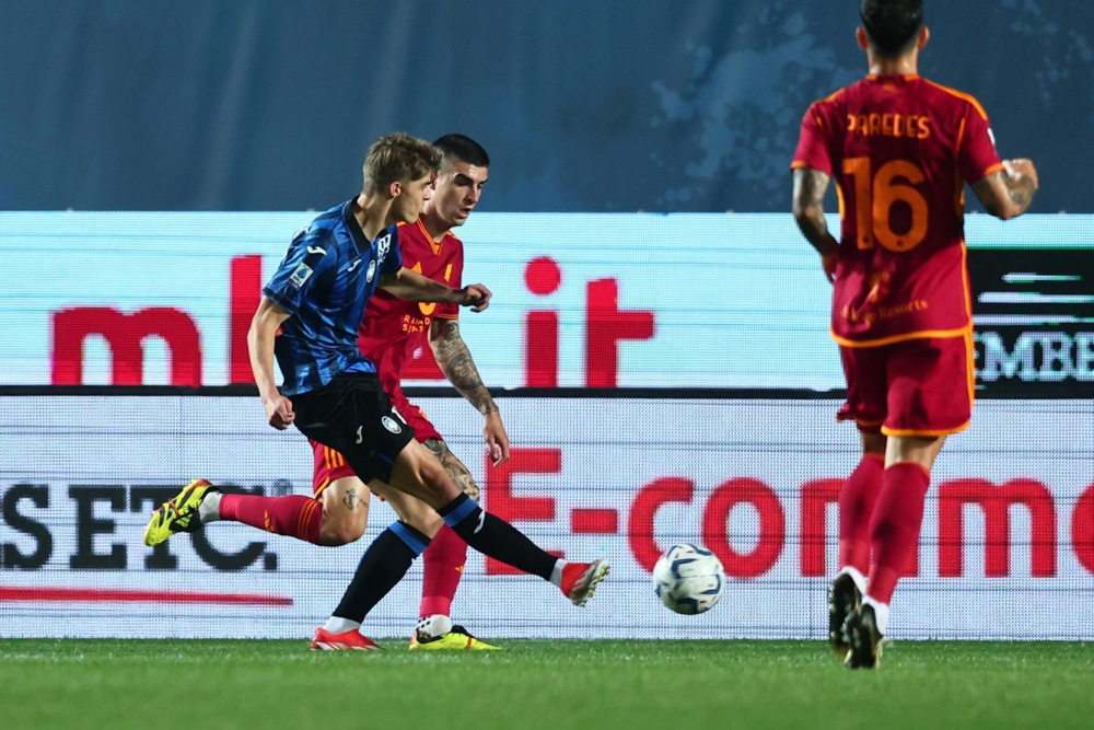 epa11335917 Atalanta's Charles De Ketelaere scores the the 1-0 goal during the Italian Serie A soccer match between Atalanta BC and AS Roma, in Bergamo, Italy, 12 May 2024.  EPA-EFE/MICHELE MARAVIGLIA