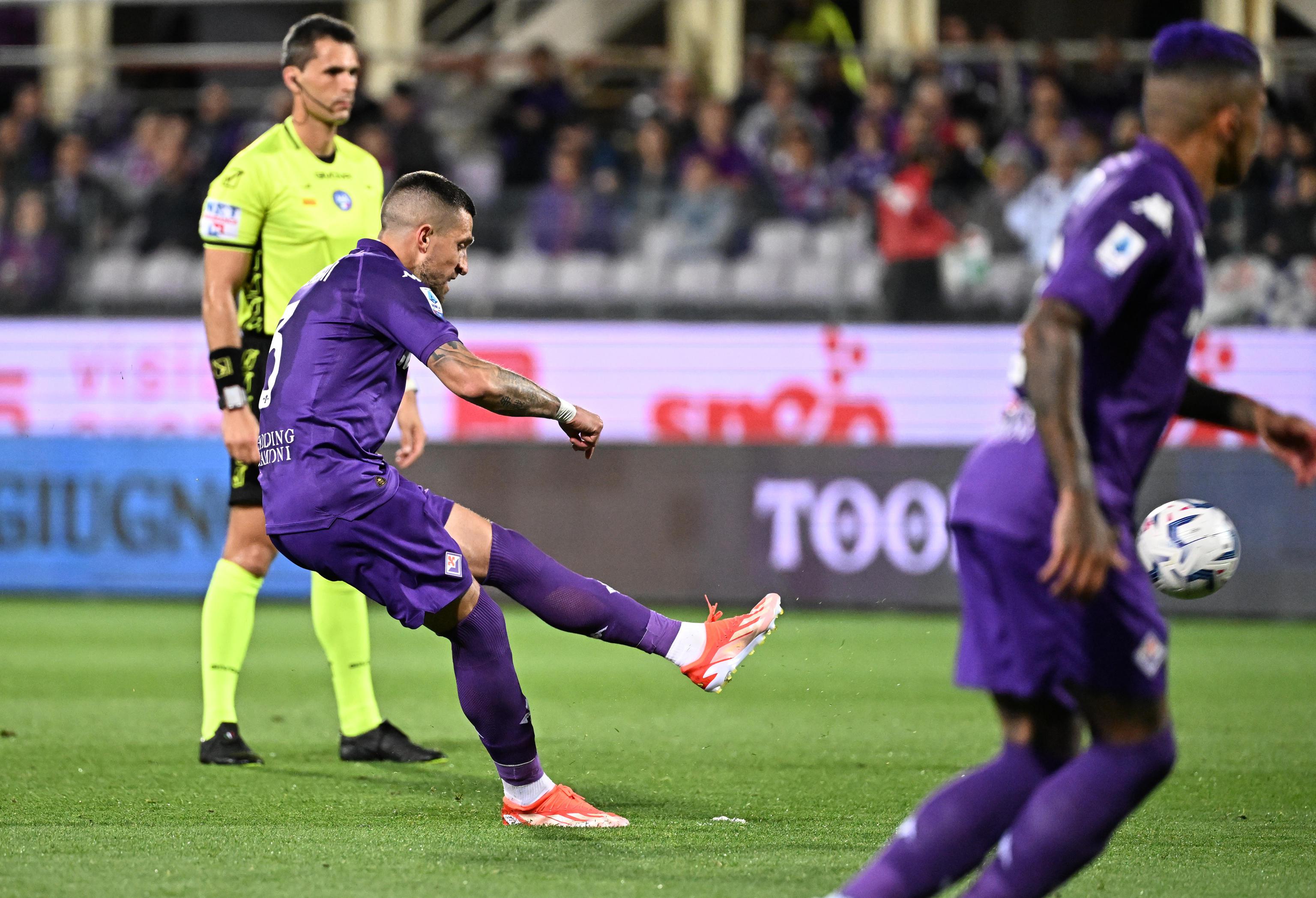 epa11348847 Fiorentina's defender Cristiano Biraghi scores a goal during the Italian Serie A soccer match between AFC Fiorentina and SSC Napoli at Artemio Franchi Stadium in Florence, Italy, 17 May 2024.  EPA-EFE/CLAUDIO GIOVANNINI