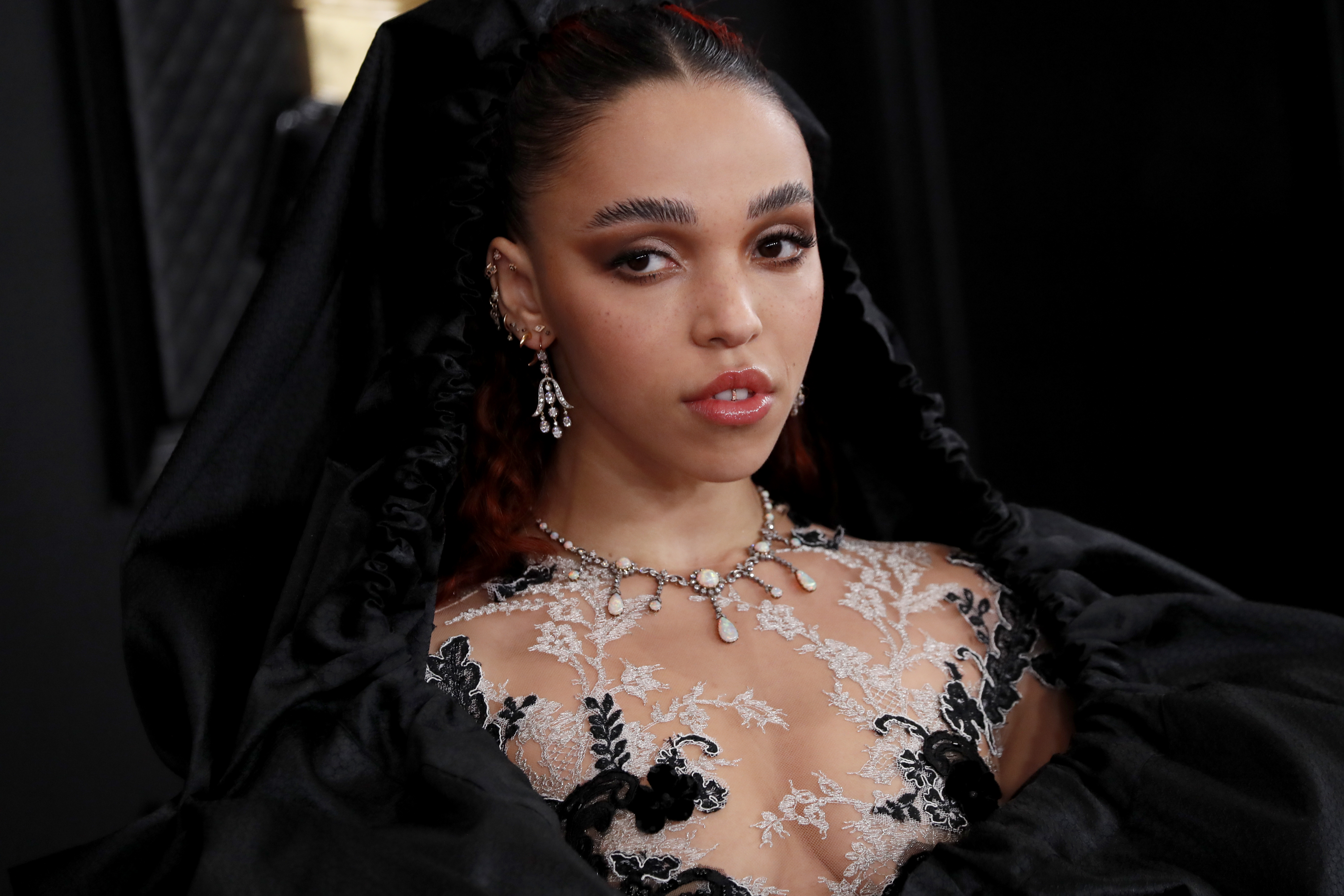 epa08168615 FKA twigs arrives for the 62nd Annual Grammy Awards ceremony at the Staples Center in Los Angeles, California, USA, 26 January 2020.  EPA-EFE/ETIENNE LAURENT