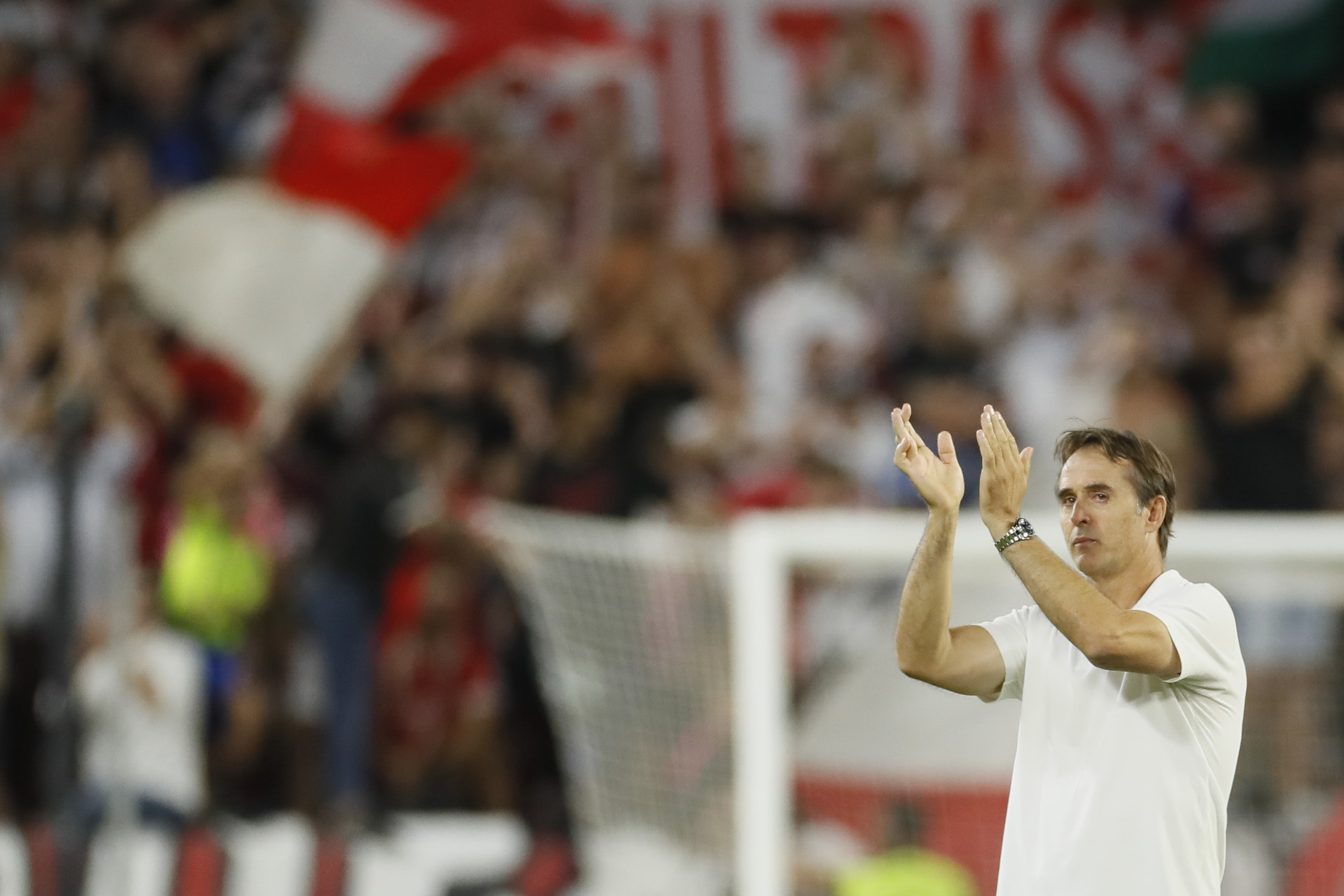 epa10225987 Sevilla's head coach Julen Lopetegui reacts at the end of the UEFA Champions League match between Sevilla and Borusia Dortmund held at Sanchez Pijuan Stadium in Sevilla, Spain, 05 October 2022.  EPA-EFE/JOSE MANUEL VIDAL